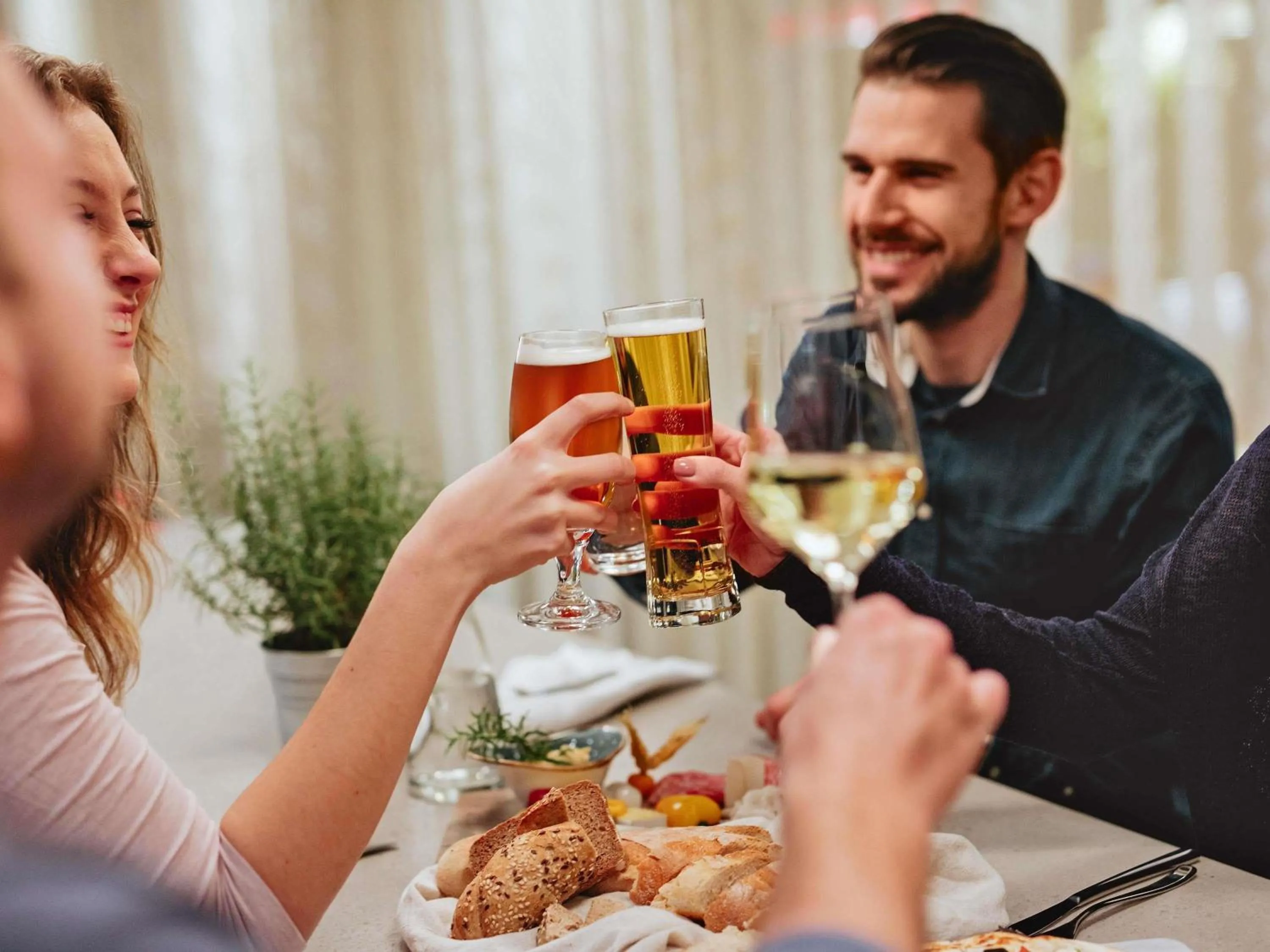 Lounge or bar in ibis Douai Dechy