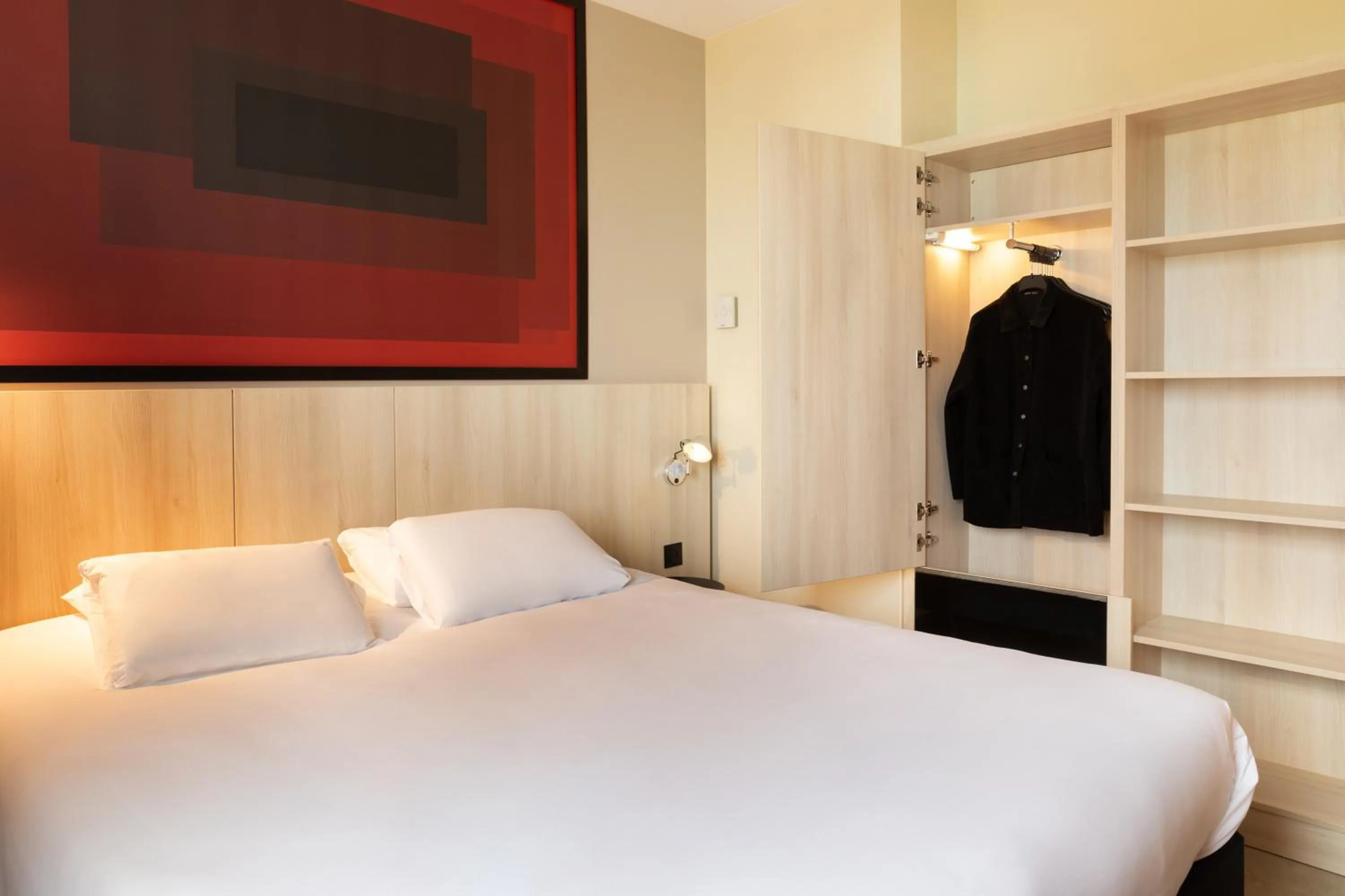 Photo of the whole room, Bed in ibis Douai Dechy