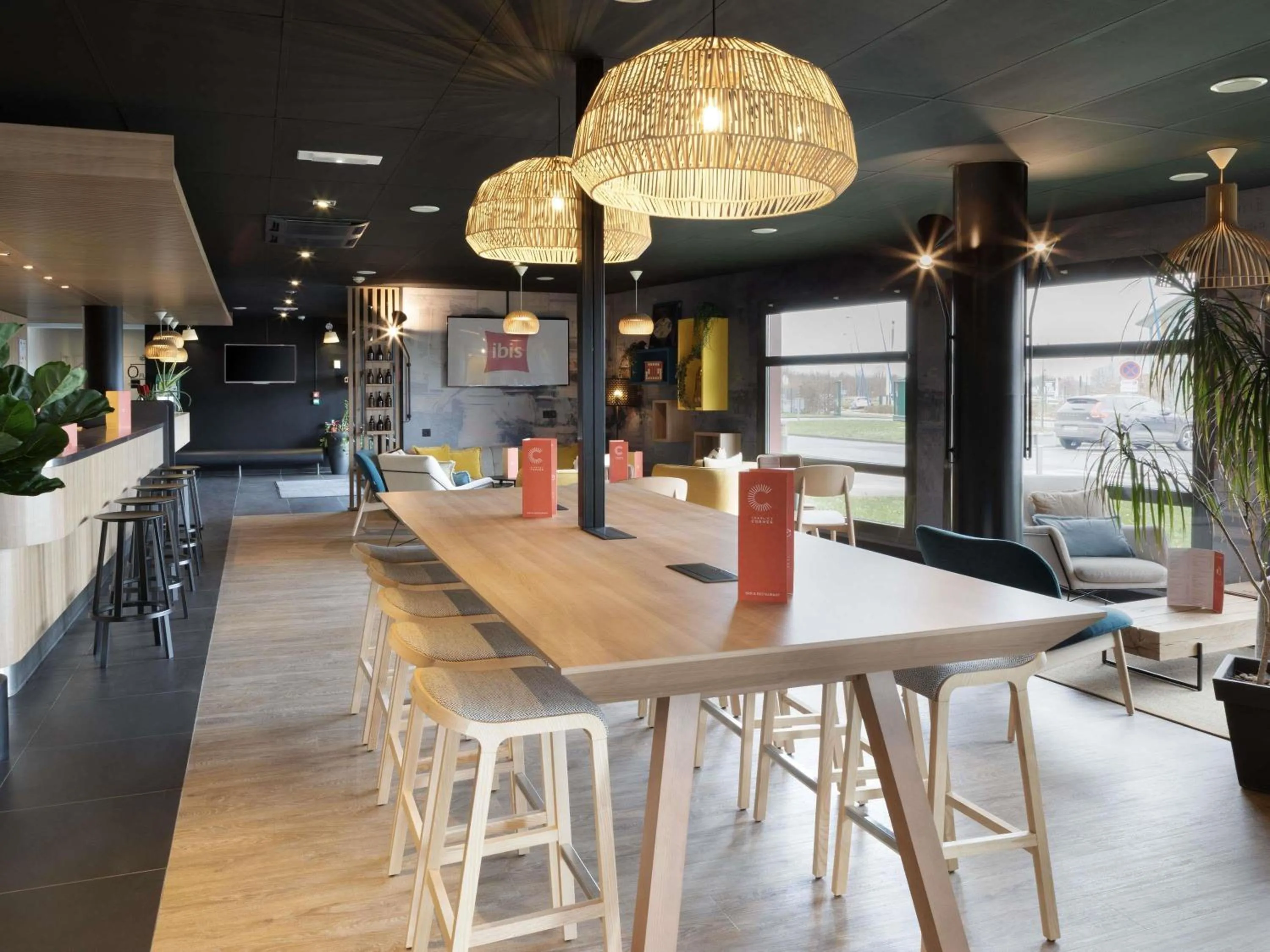 Lounge or bar in ibis Douai Dechy
