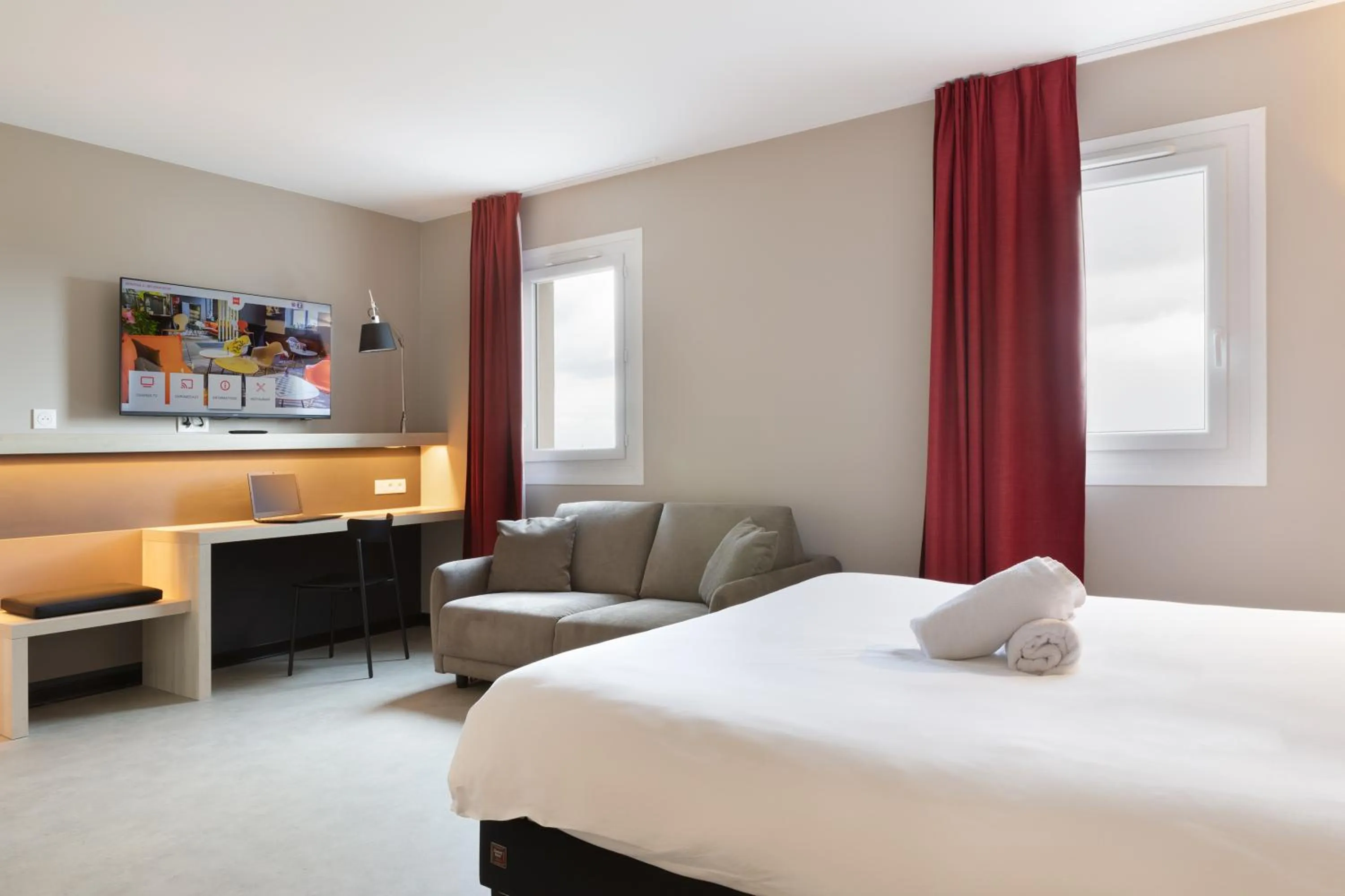 Photo of the whole room, Bed in ibis Douai Dechy