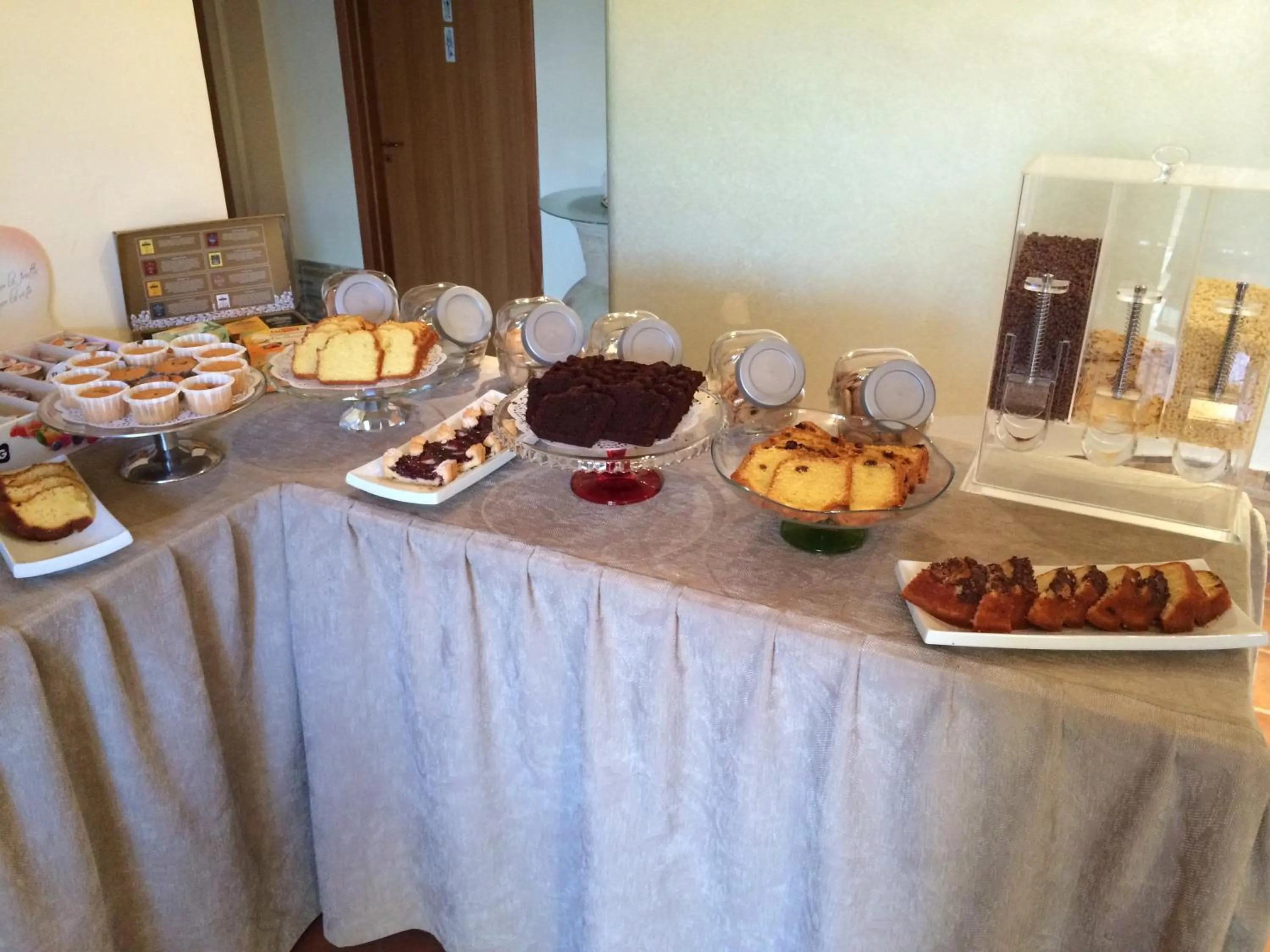 Restaurant/places to eat in Hotel La Villa