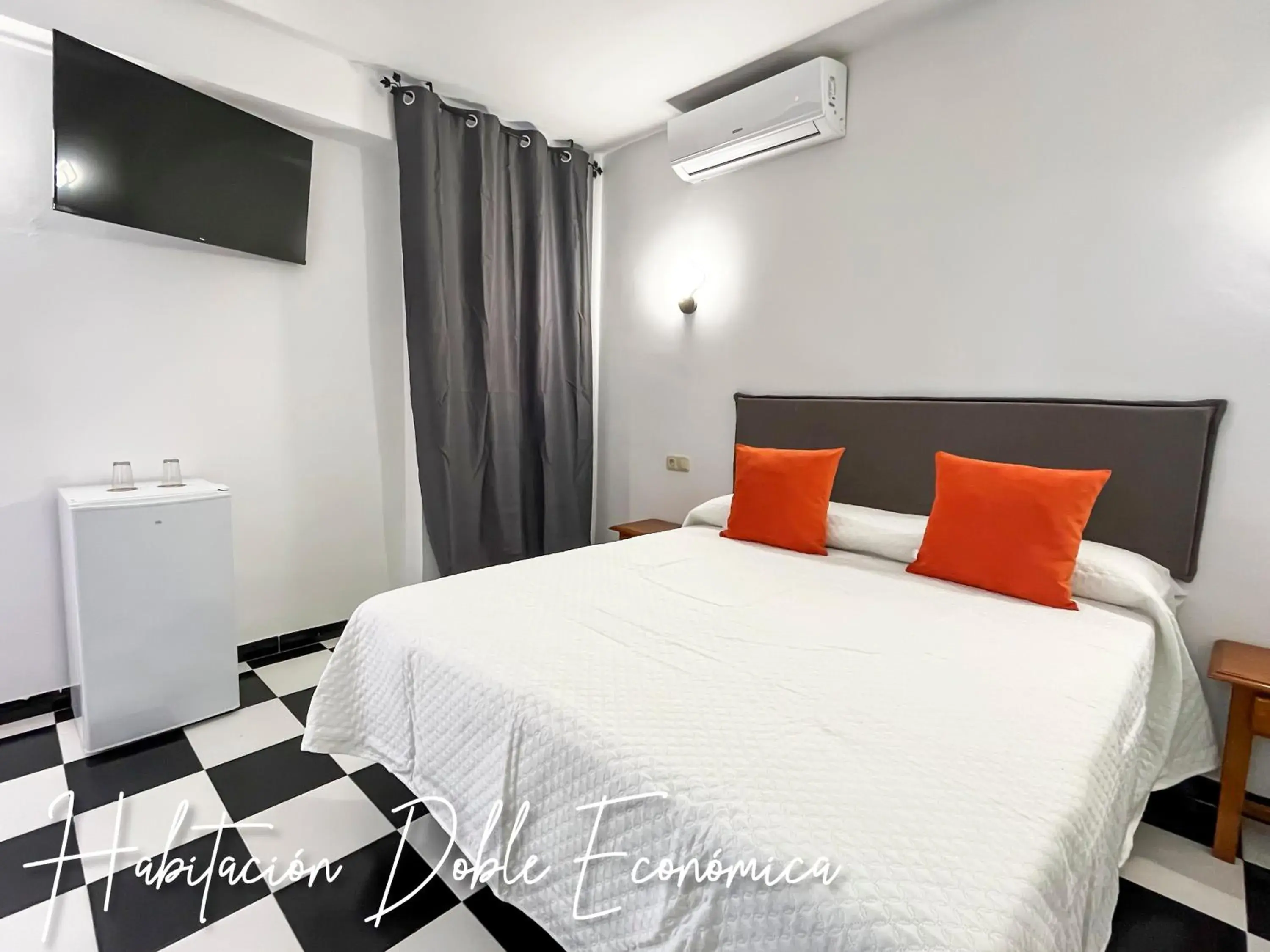 Economy Double Room in Micaela Charming Hostal Economy Double Room in Micaela Charming Hostal