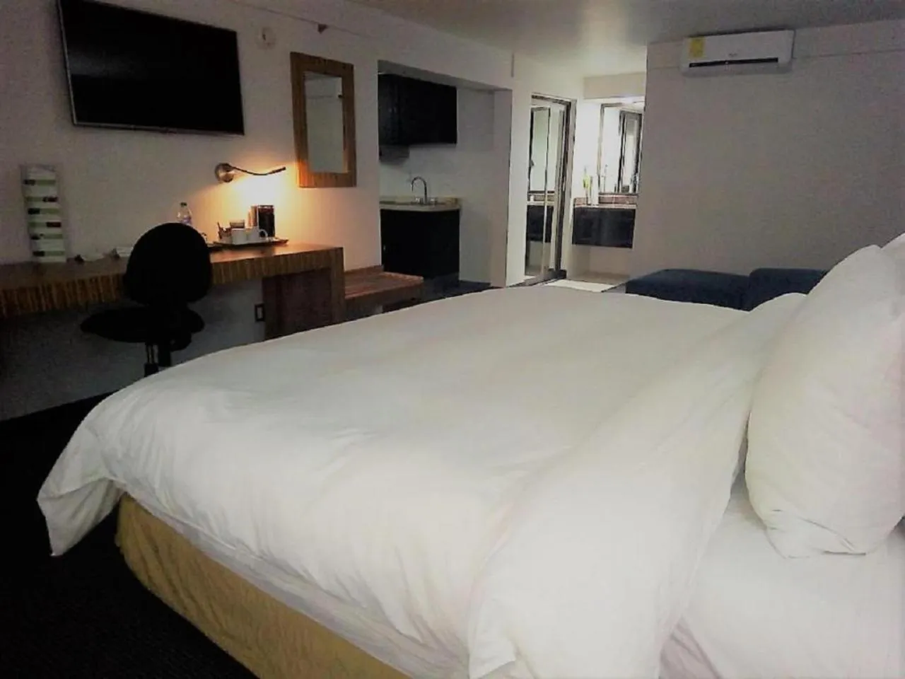 Photo of the whole room, Bed in Radisson Hotel & Convention Center Toluca