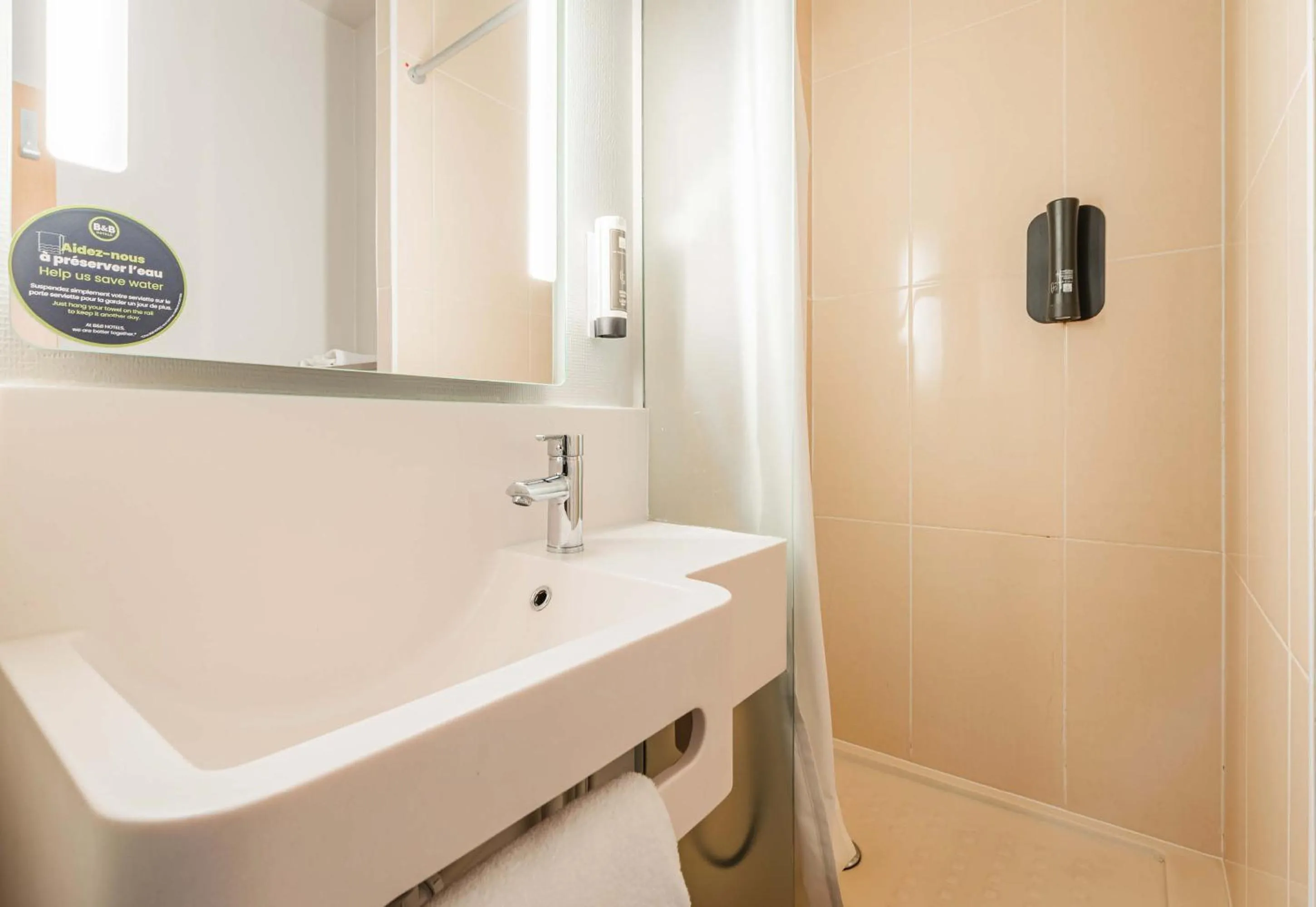 Bathroom in B&B HOTEL Mulhouse Centre