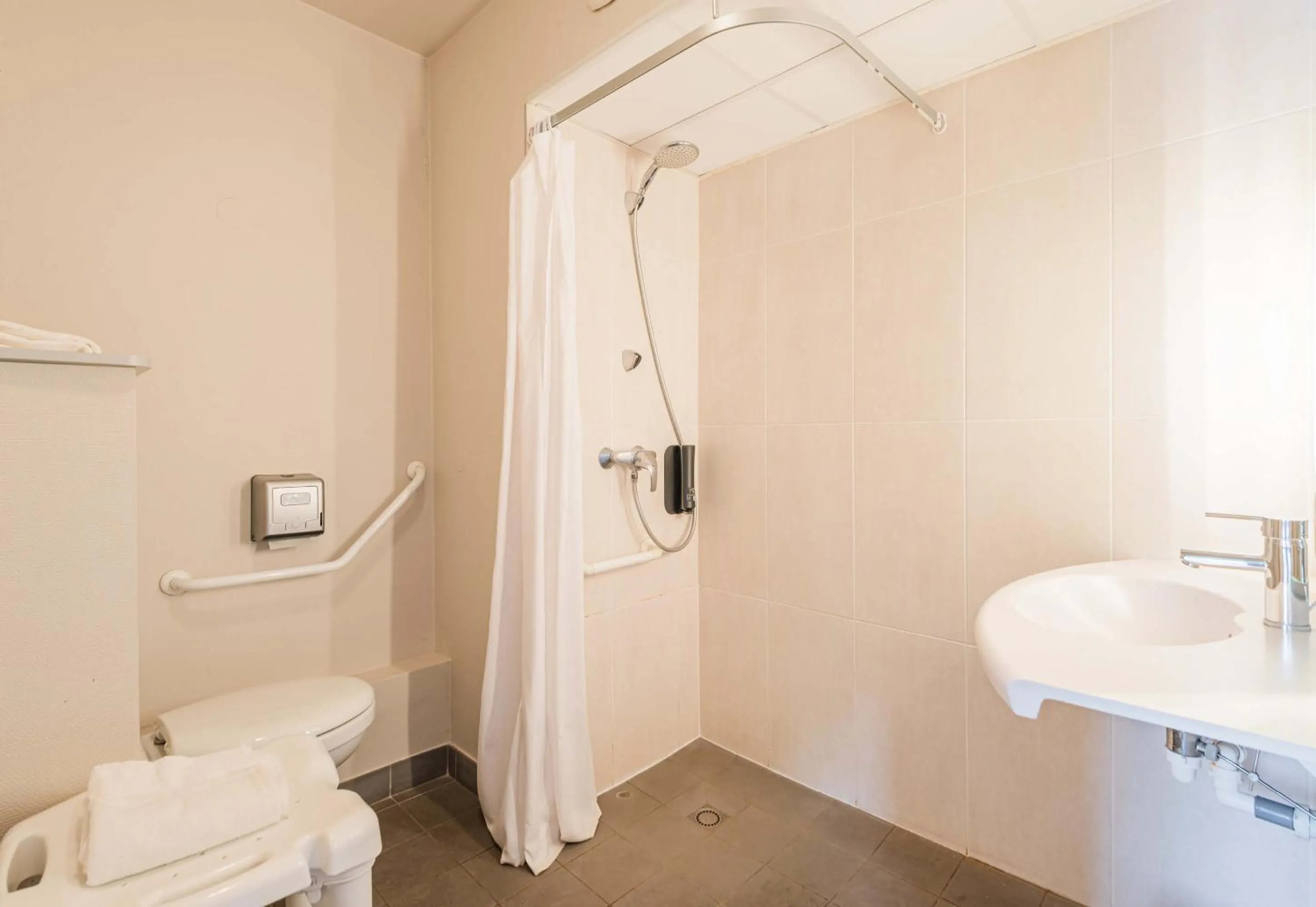 Bathroom in B&B HOTEL Mulhouse Centre