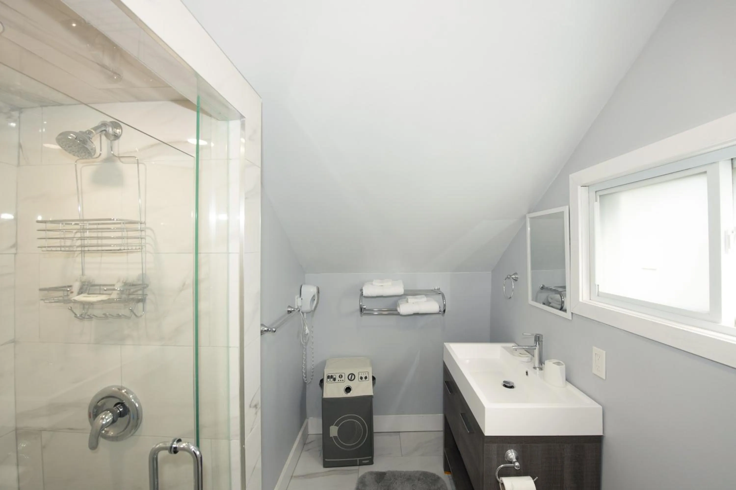 Bathroom in Serene Niagara Inn