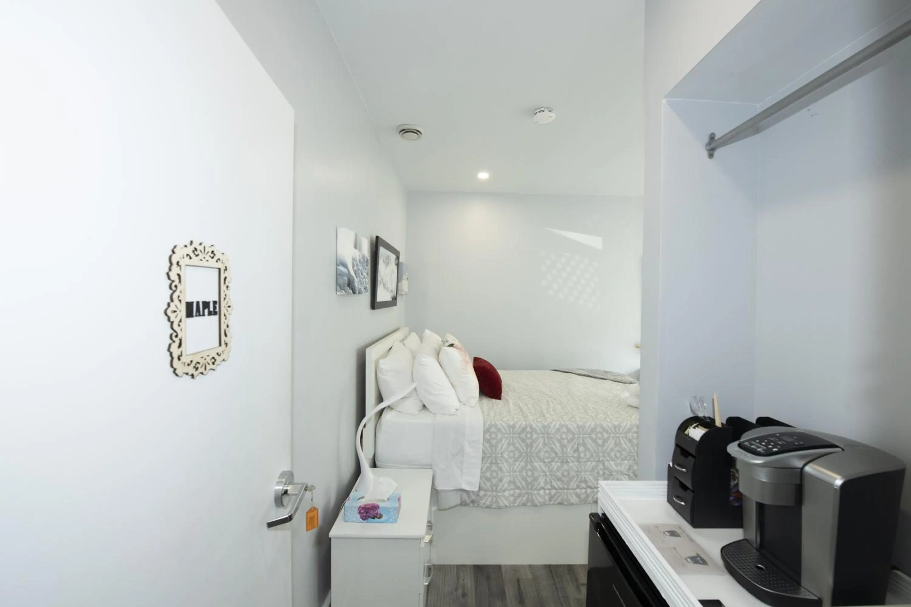 Bed in Serene Niagara Inn