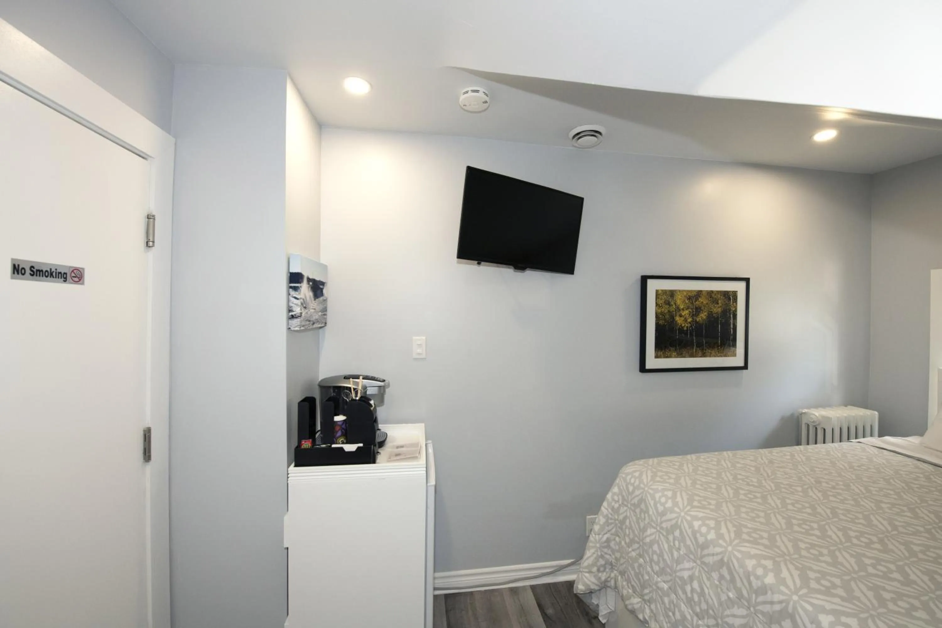 Coffee/tea facilities, Bed in Serene Niagara Inn