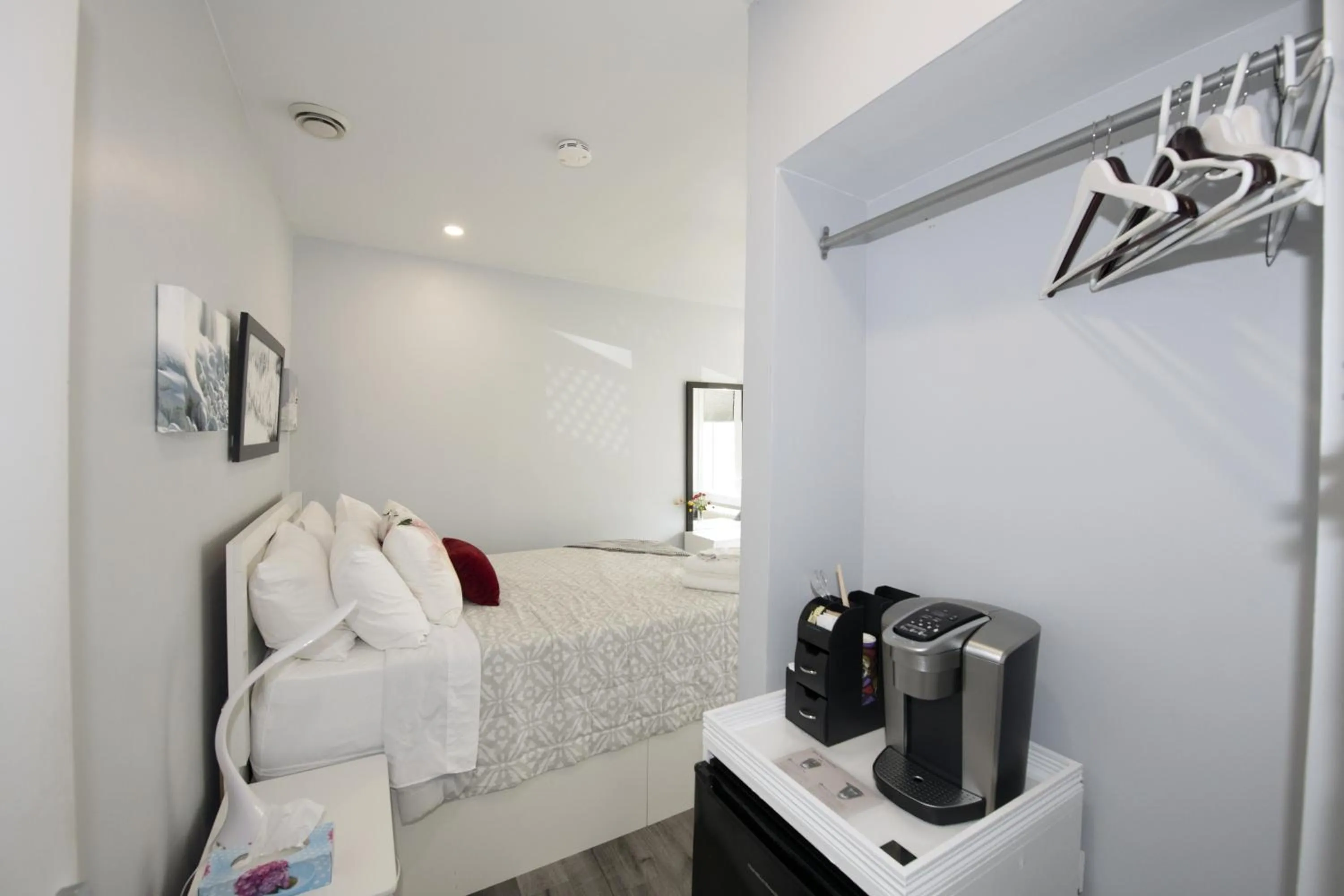 Coffee/tea facilities, Bed in Serene Niagara Inn