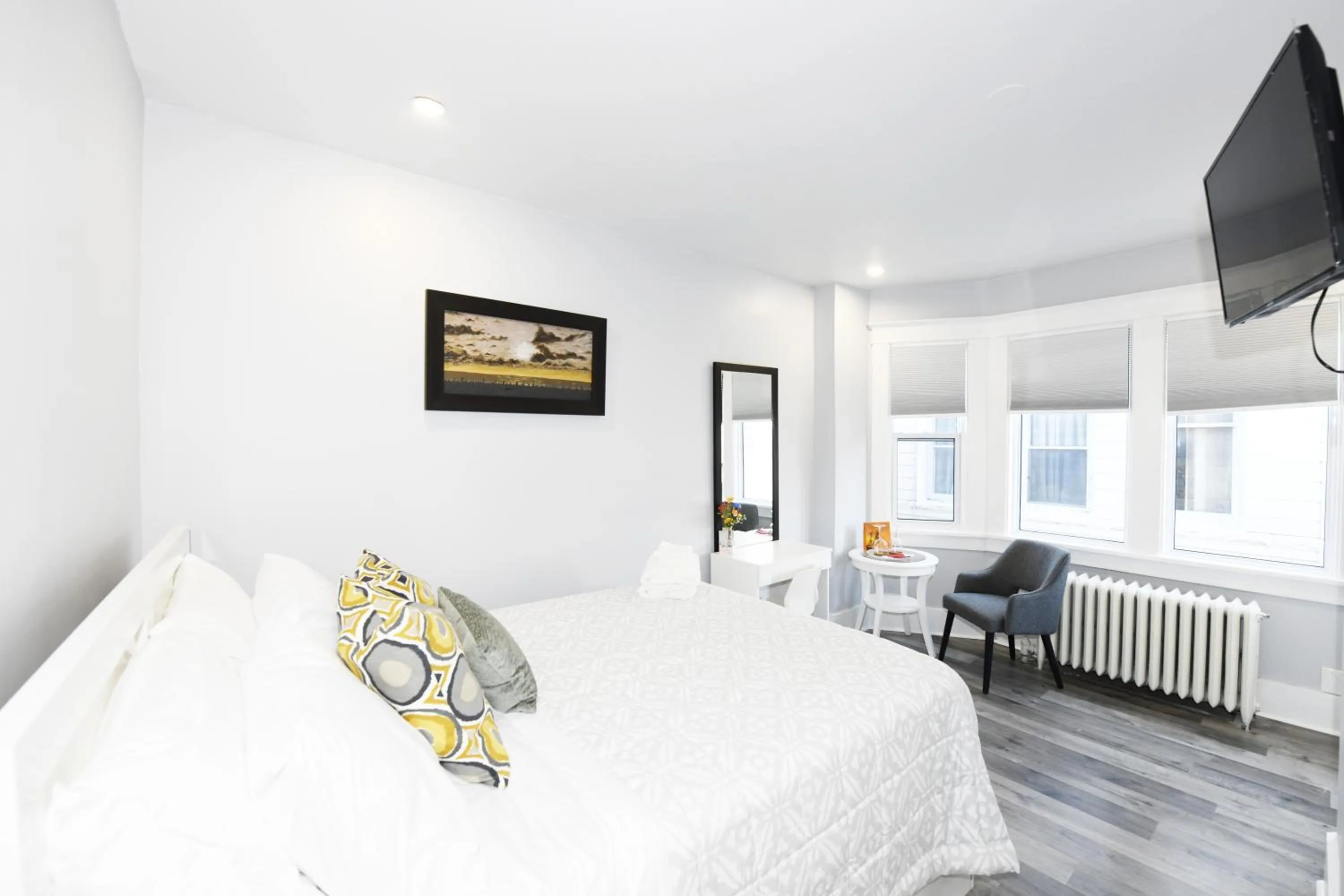 Bedroom, Bed in Serene Niagara Inn