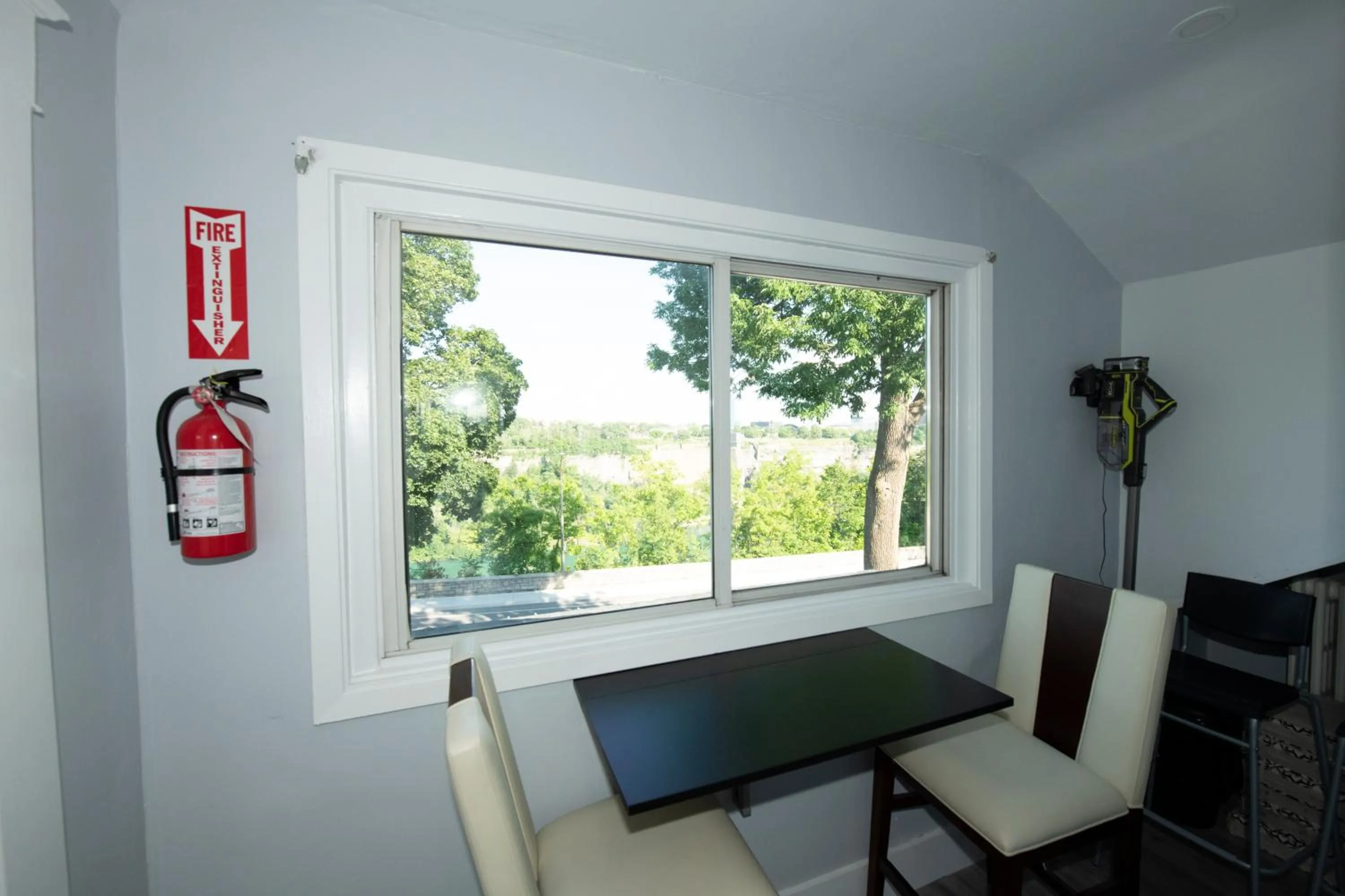 River view in Serene Niagara Inn