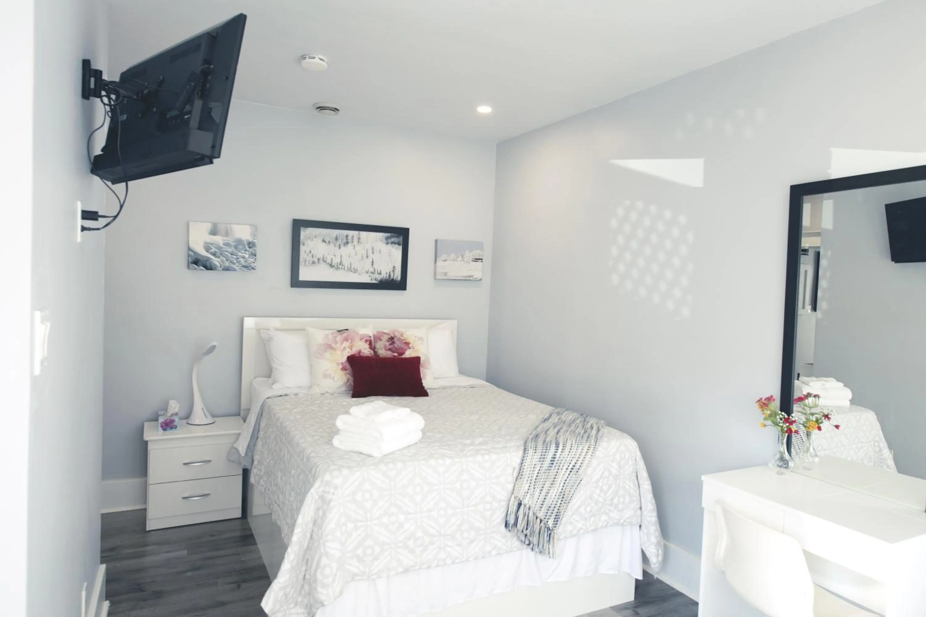 Bed in Serene Niagara Inn