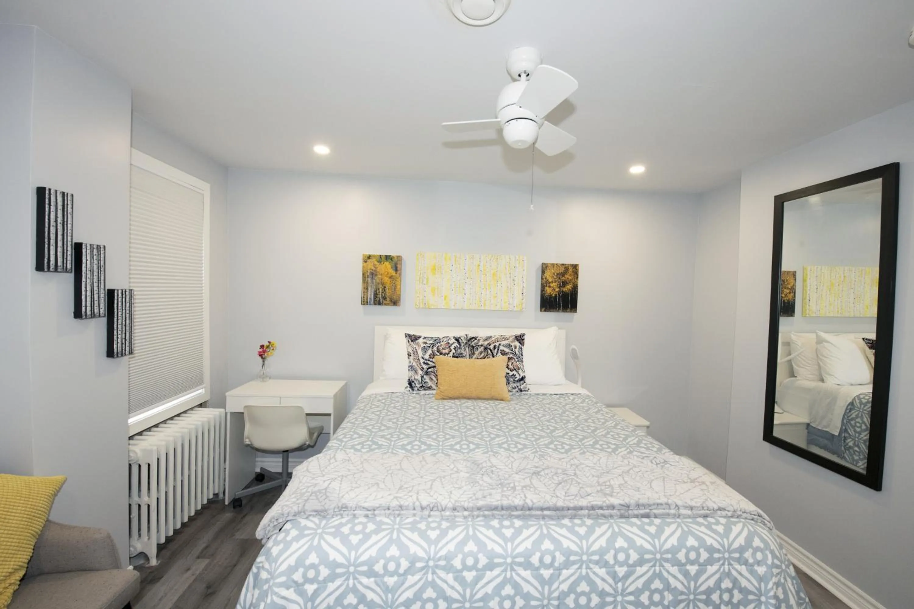 Bedroom, Bed in Serene Niagara Inn