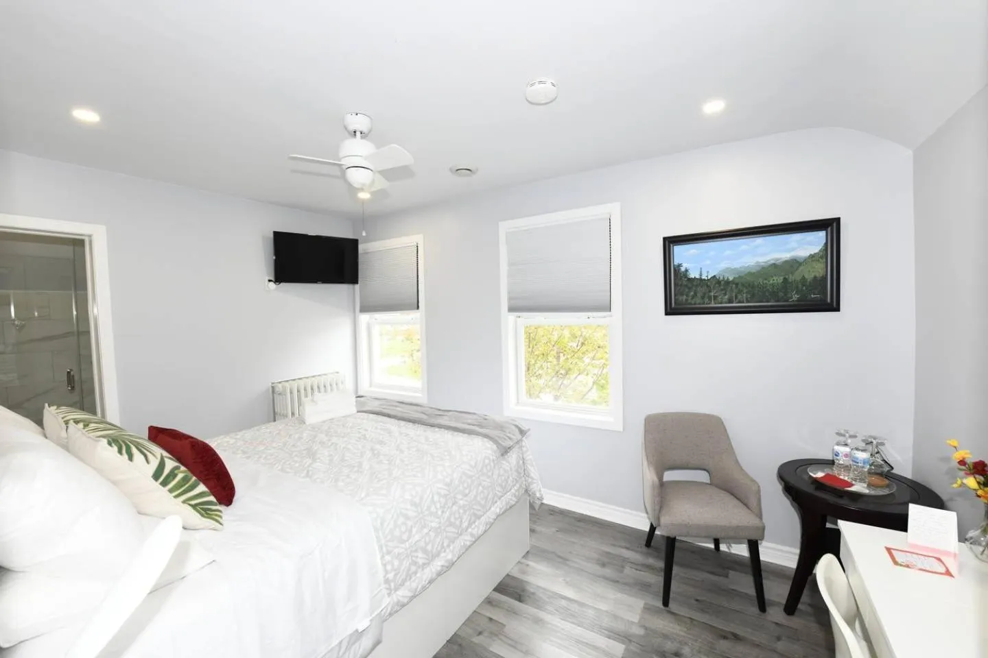 Bed in Serene Niagara Inn