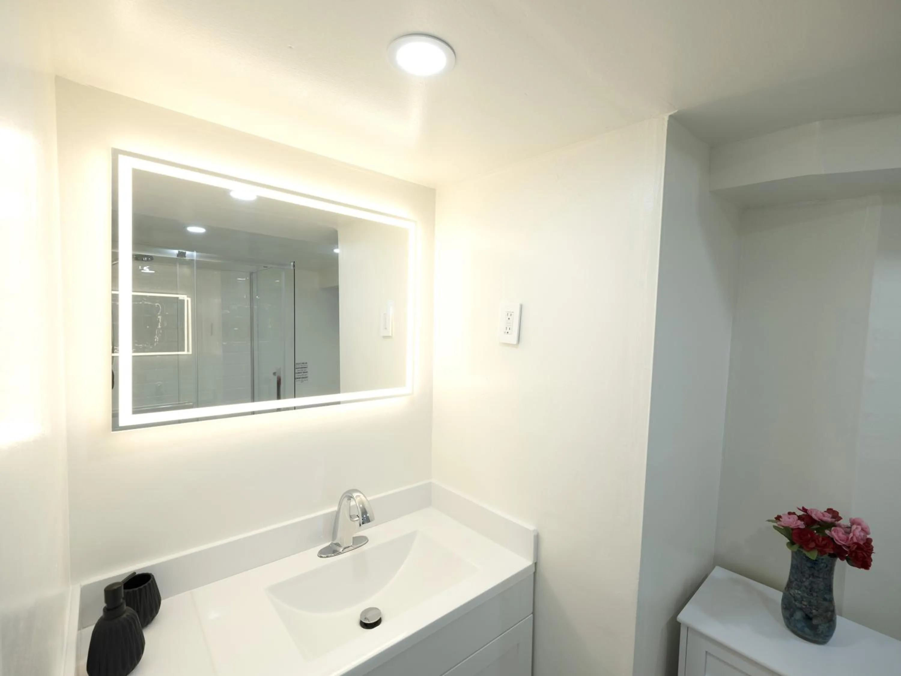 Bathroom in Serene Niagara Inn