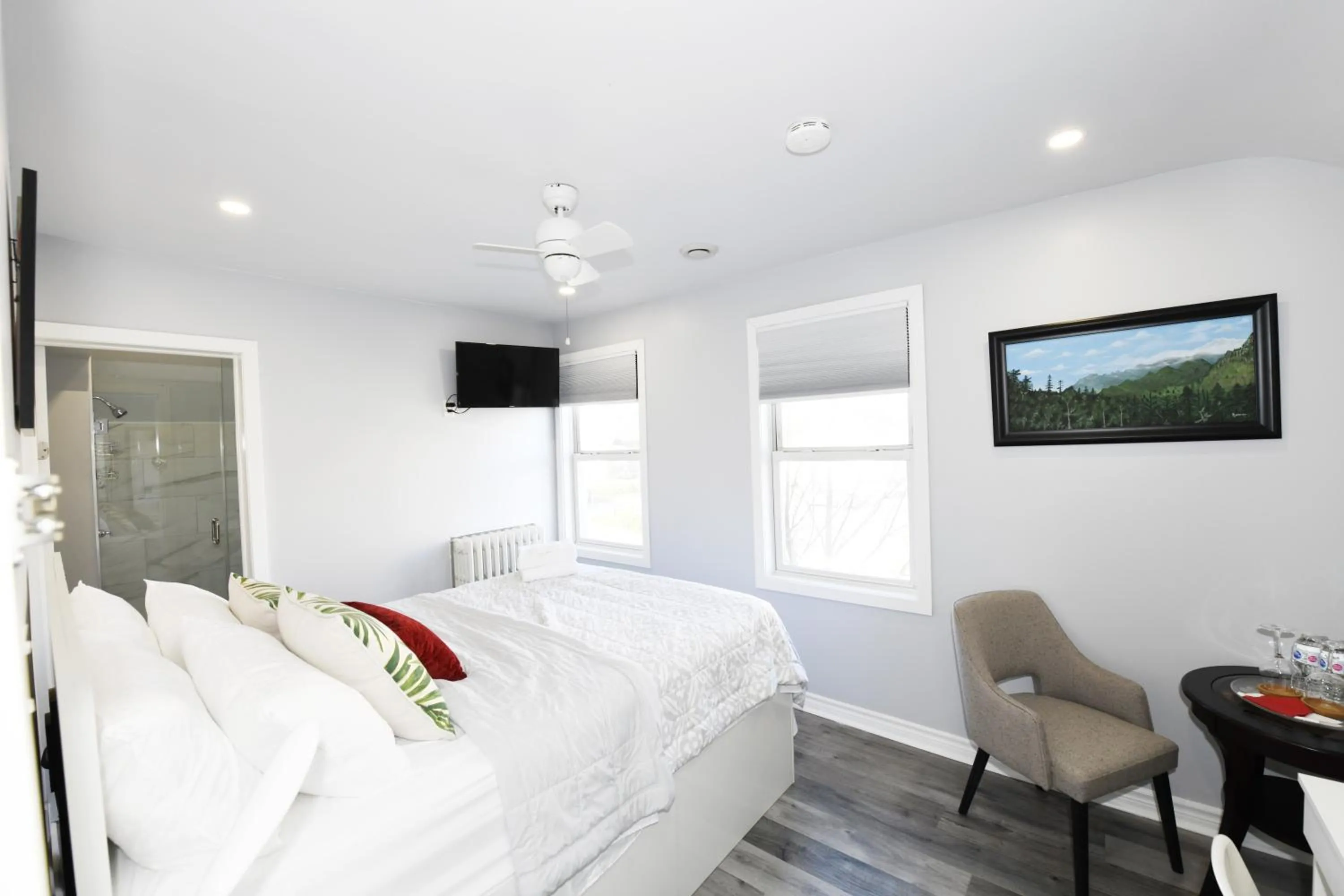 Photo of the whole room, Bed in Serene Niagara Inn