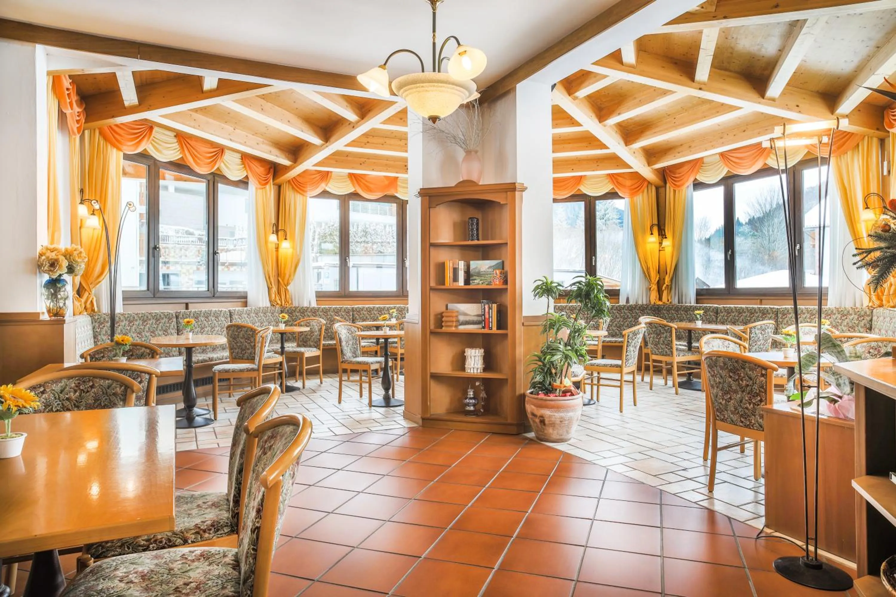 Communal lounge/ TV room in Hotel Rosa Alpina