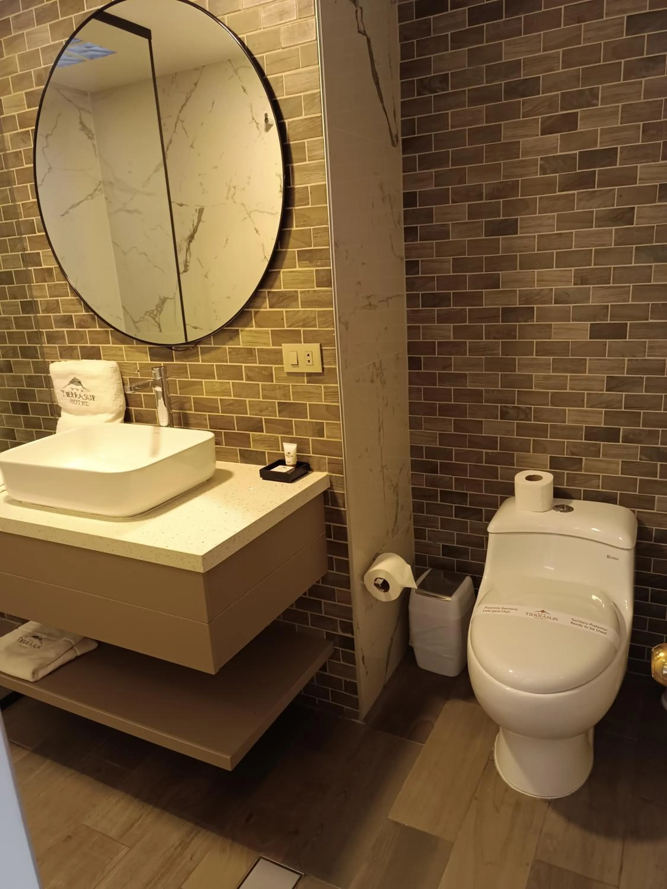 Toilet in Hotel Tierrasur