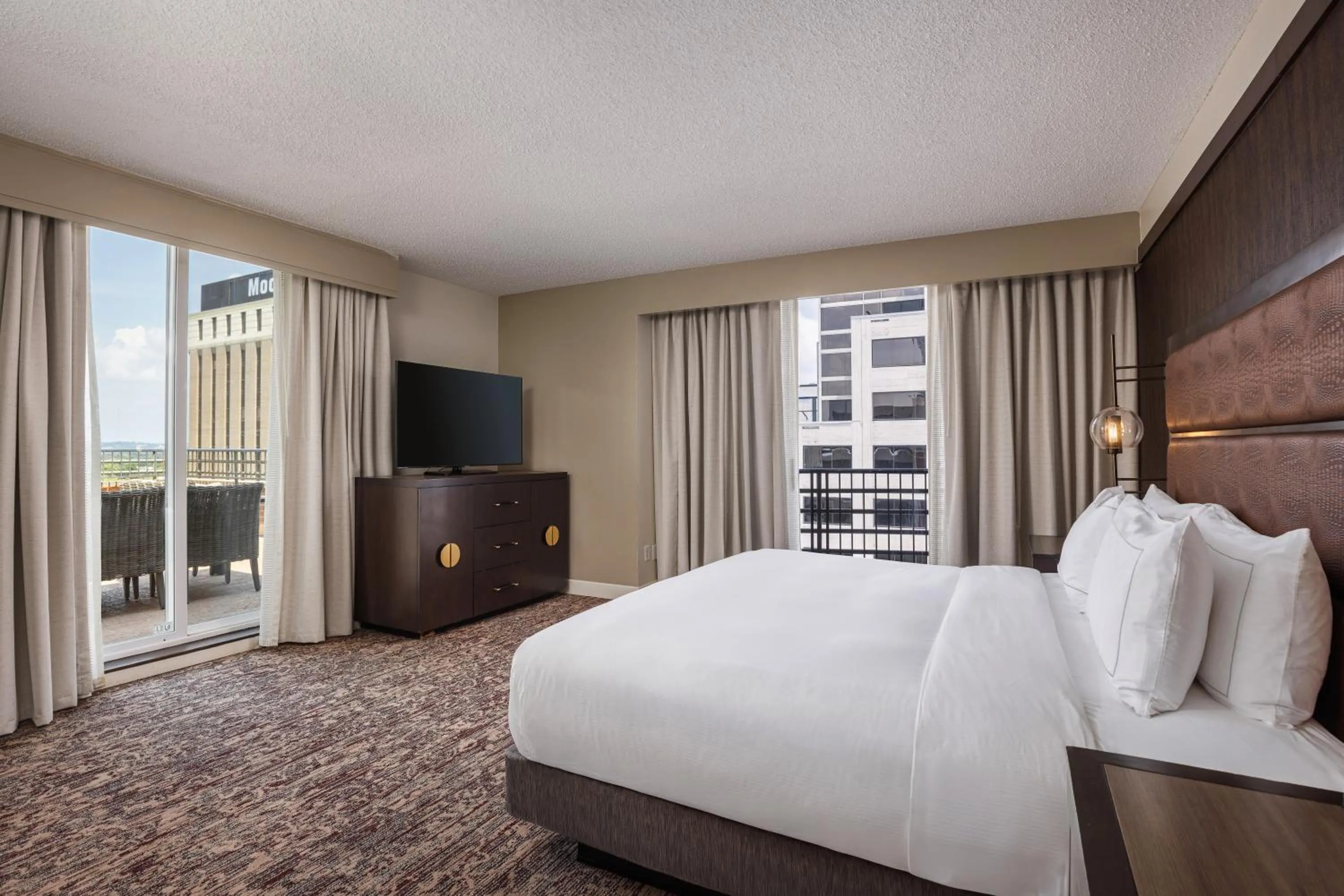 Bedroom, Bed in DoubleTree Suites by Hilton Austin Downtown Capitol
