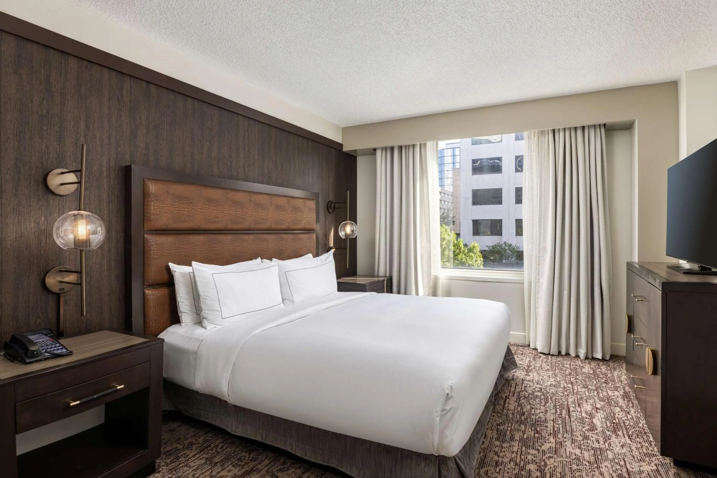 Bed in DoubleTree Suites by Hilton Austin Downtown Capitol