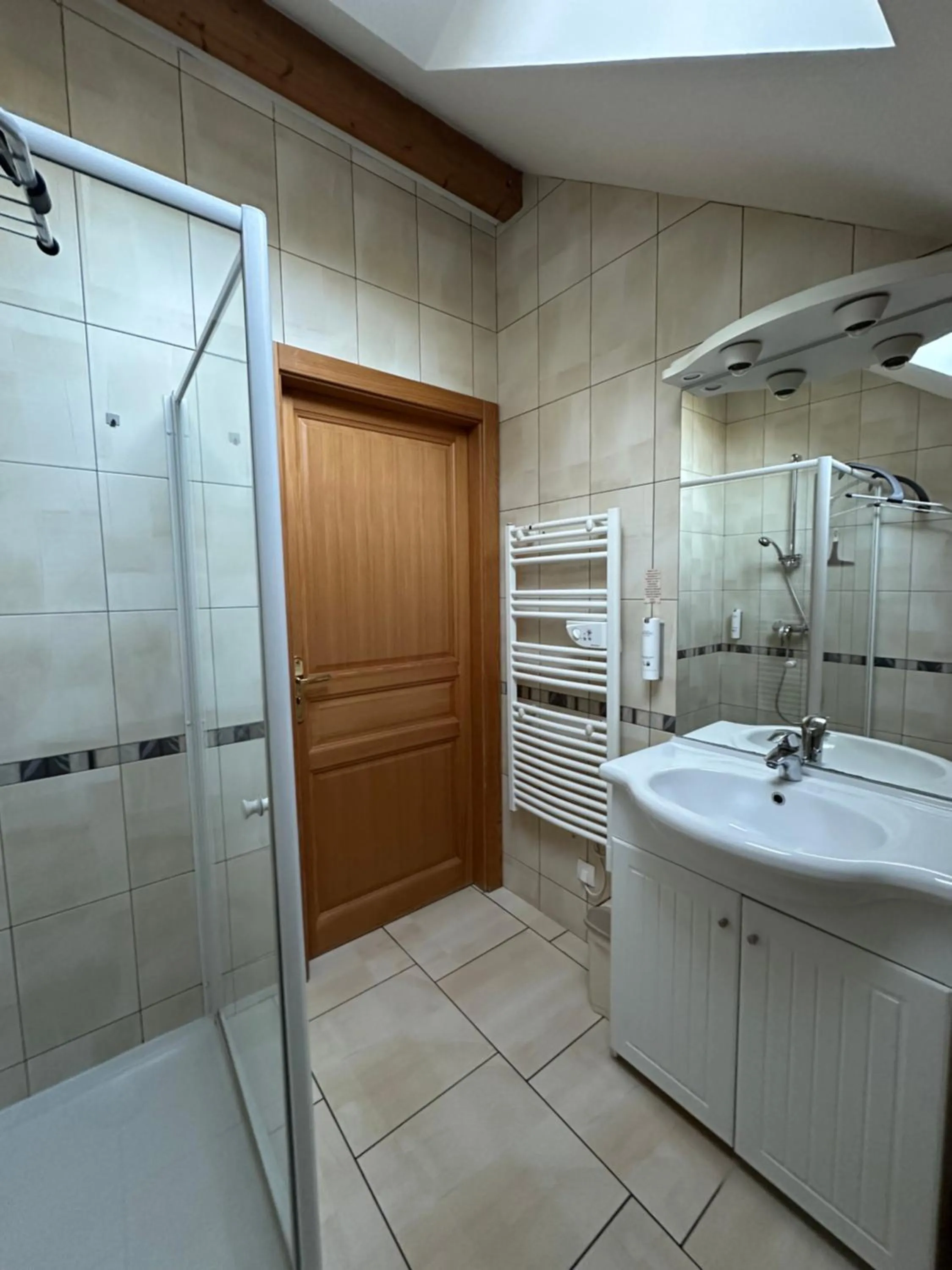 Bathroom in Hôtel Résidence La Maison par Les Pins Sylvestres Amnéville les Thermes