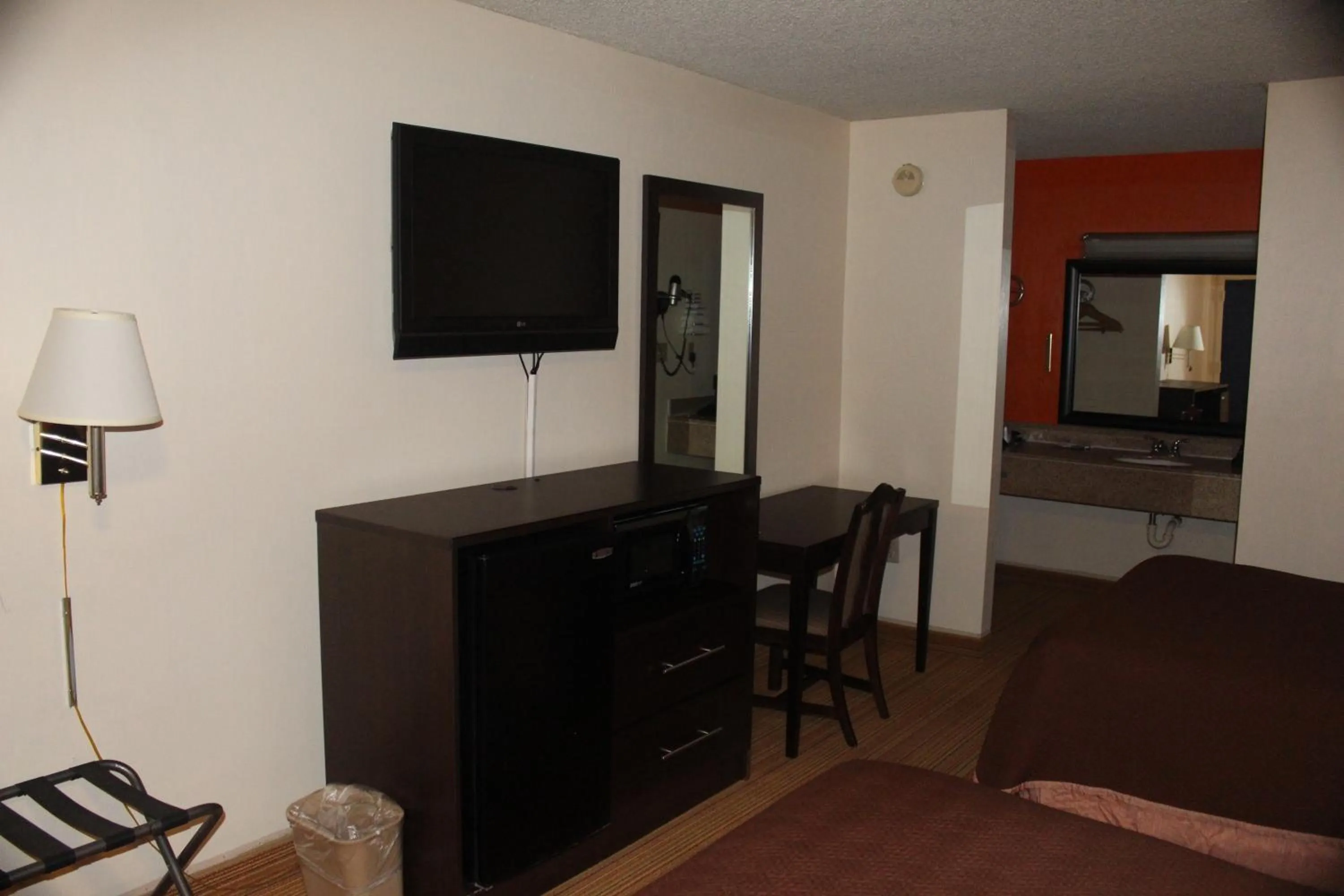 TV and multimedia in Americas Best Value Inn - Fredericksburg North