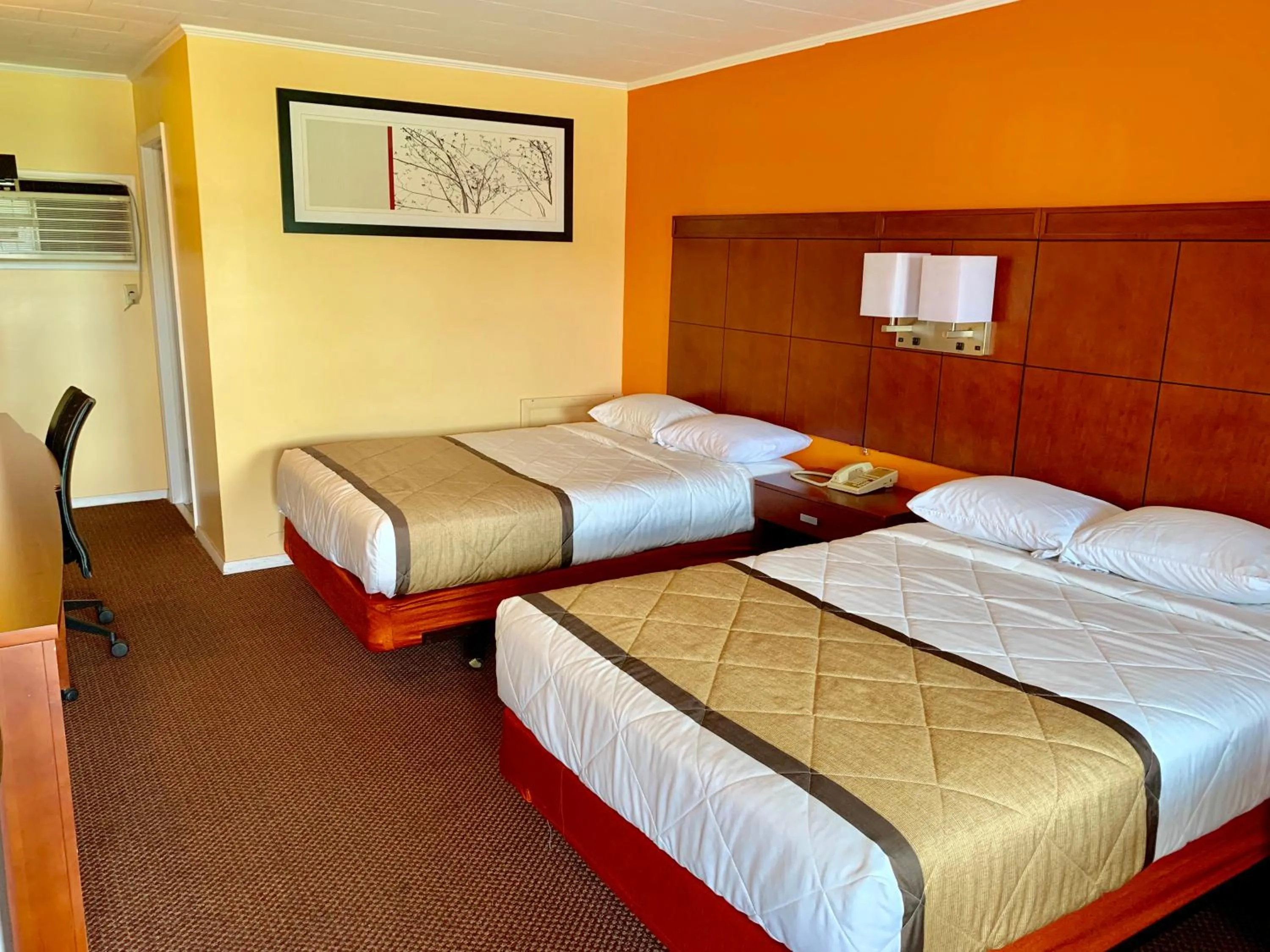 Bed in Budget Inn Mifflintown