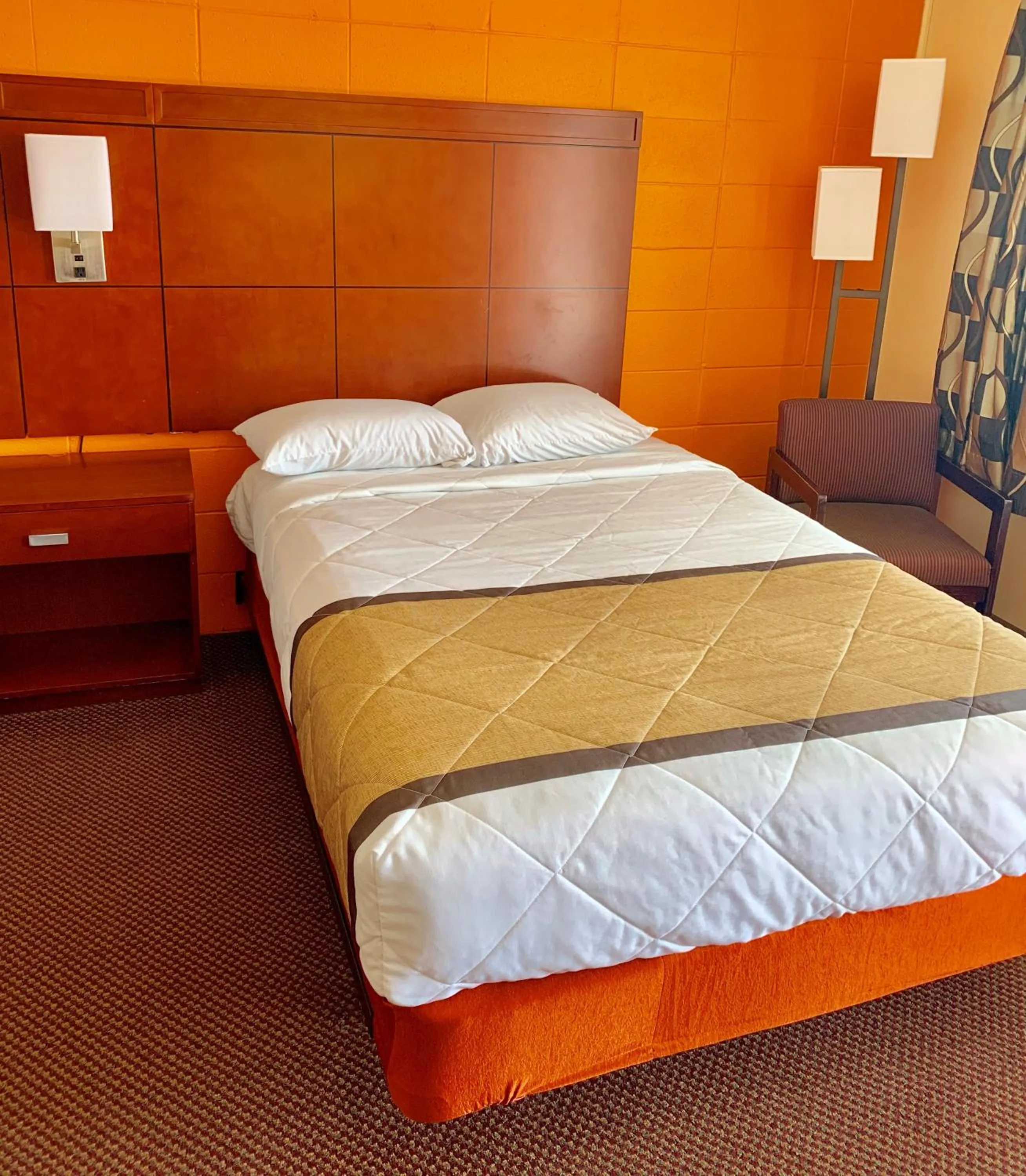 Bed in Budget Inn Mifflintown