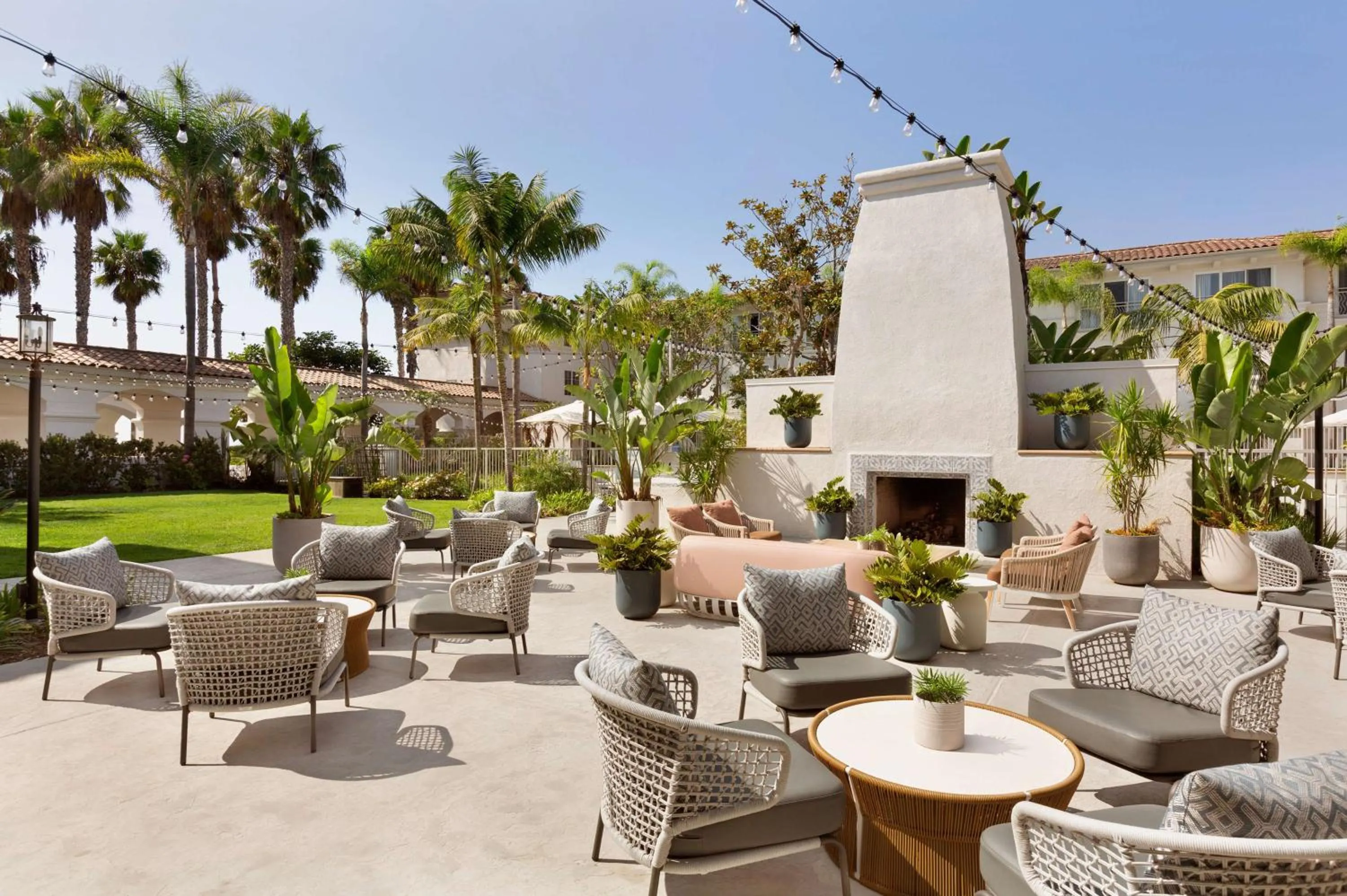 Lounge or bar in Hilton Garden Inn Carlsbad Beach