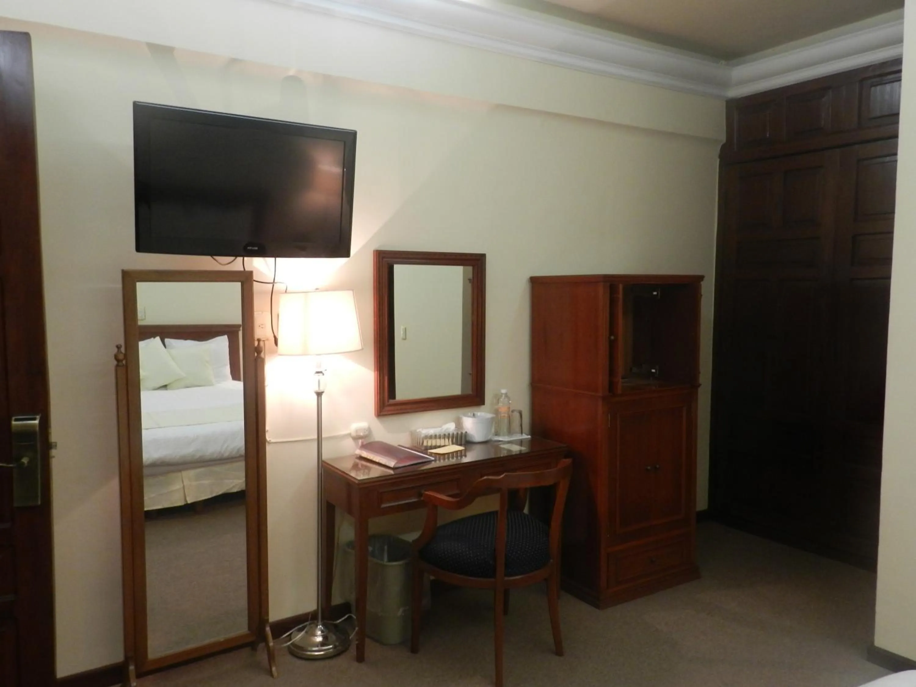 TV/Entertainment Center in Hotel Hacienda de los Ángeles by Rotamundos