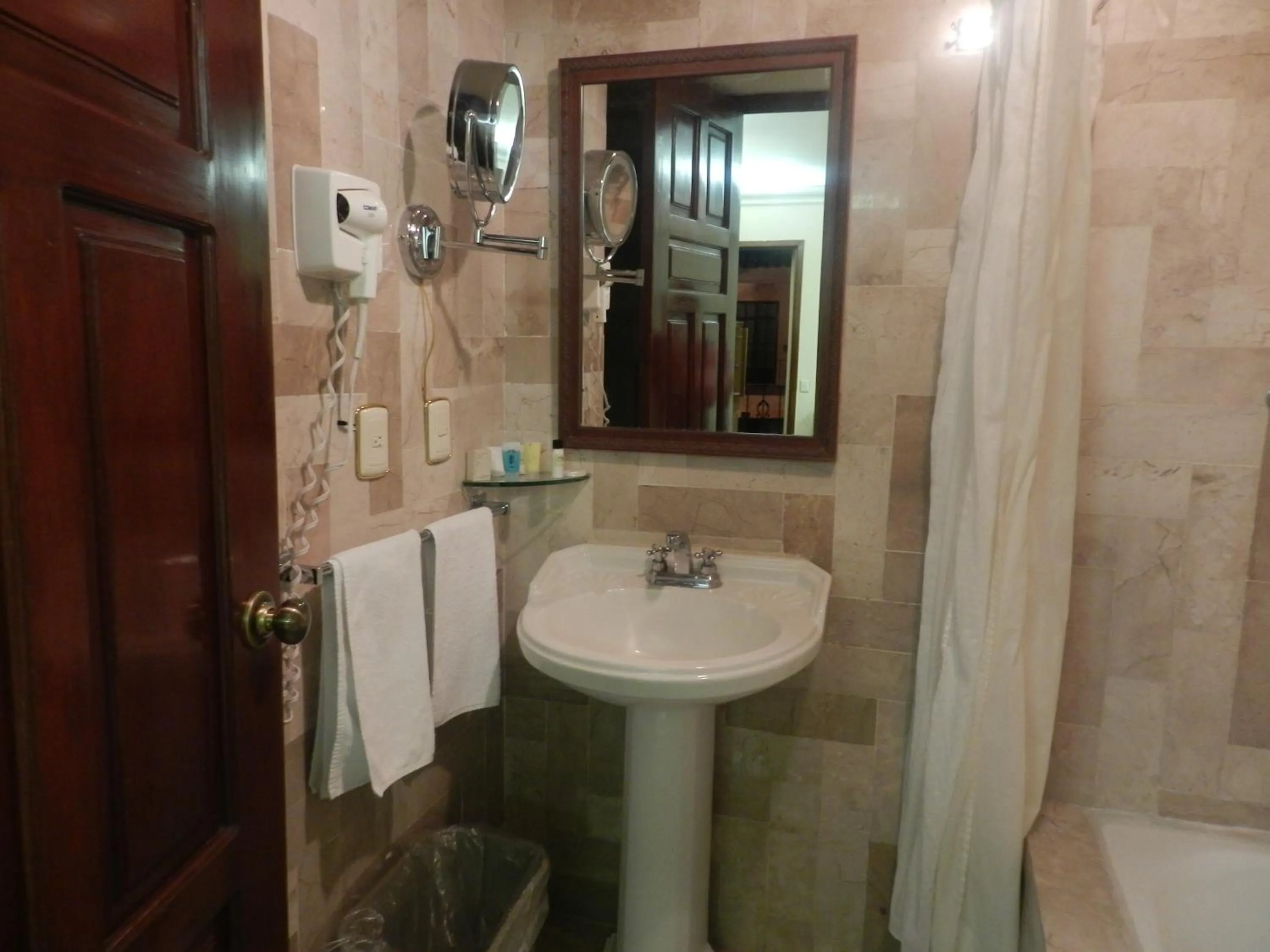 Bathroom in Hotel Hacienda de los Ángeles by Rotamundos