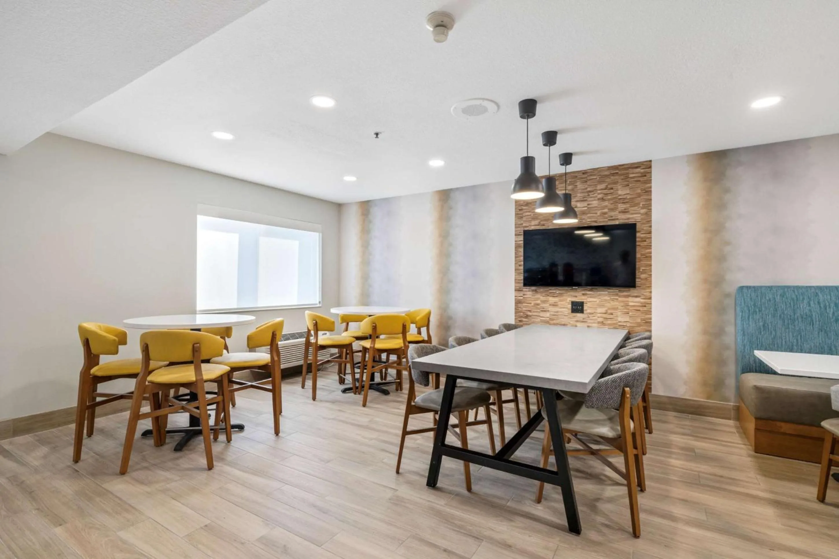 Breakfast in Best Western Lake Oswego Hotel & Suites