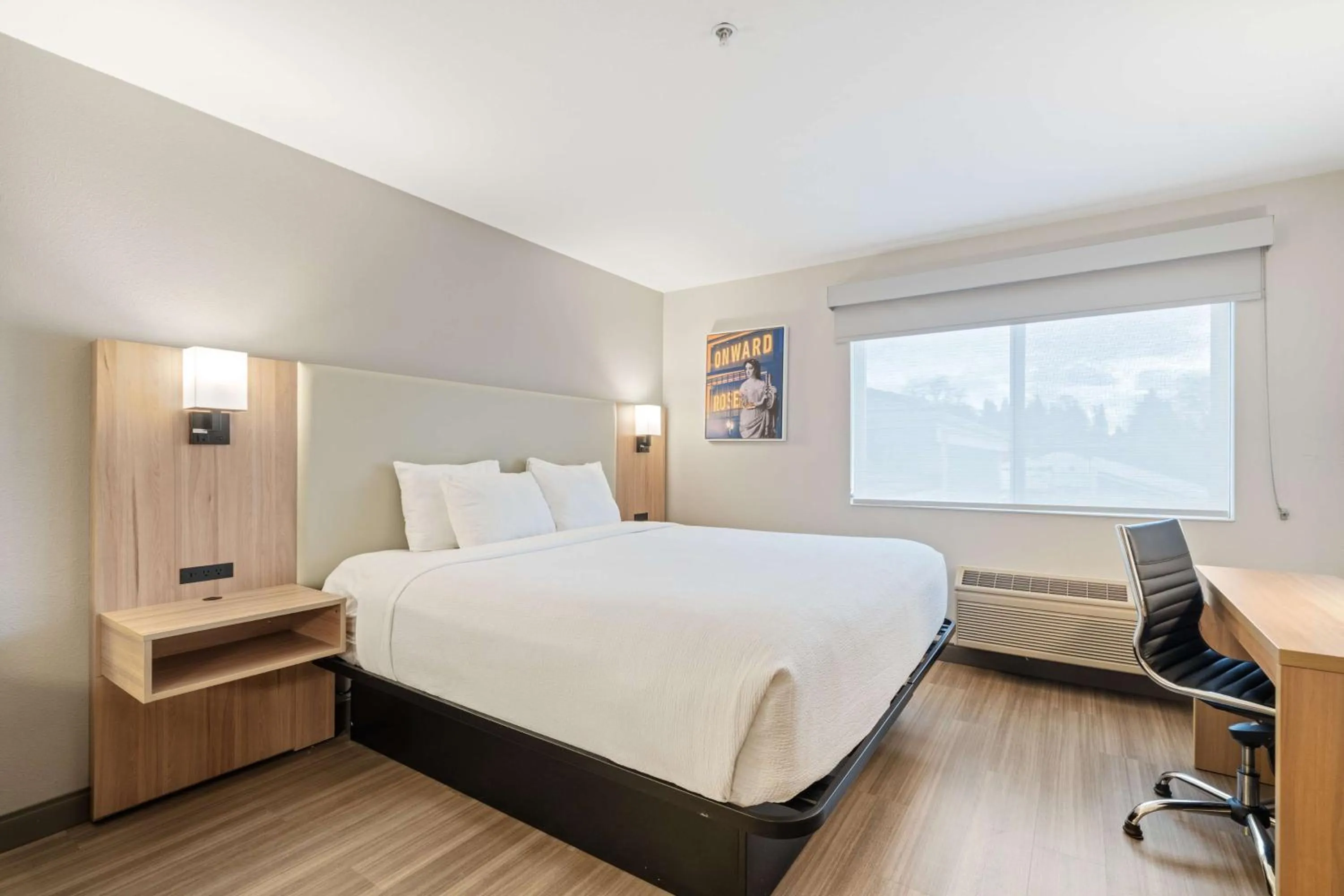 Bedroom, Bed in Best Western Lake Oswego Hotel & Suites