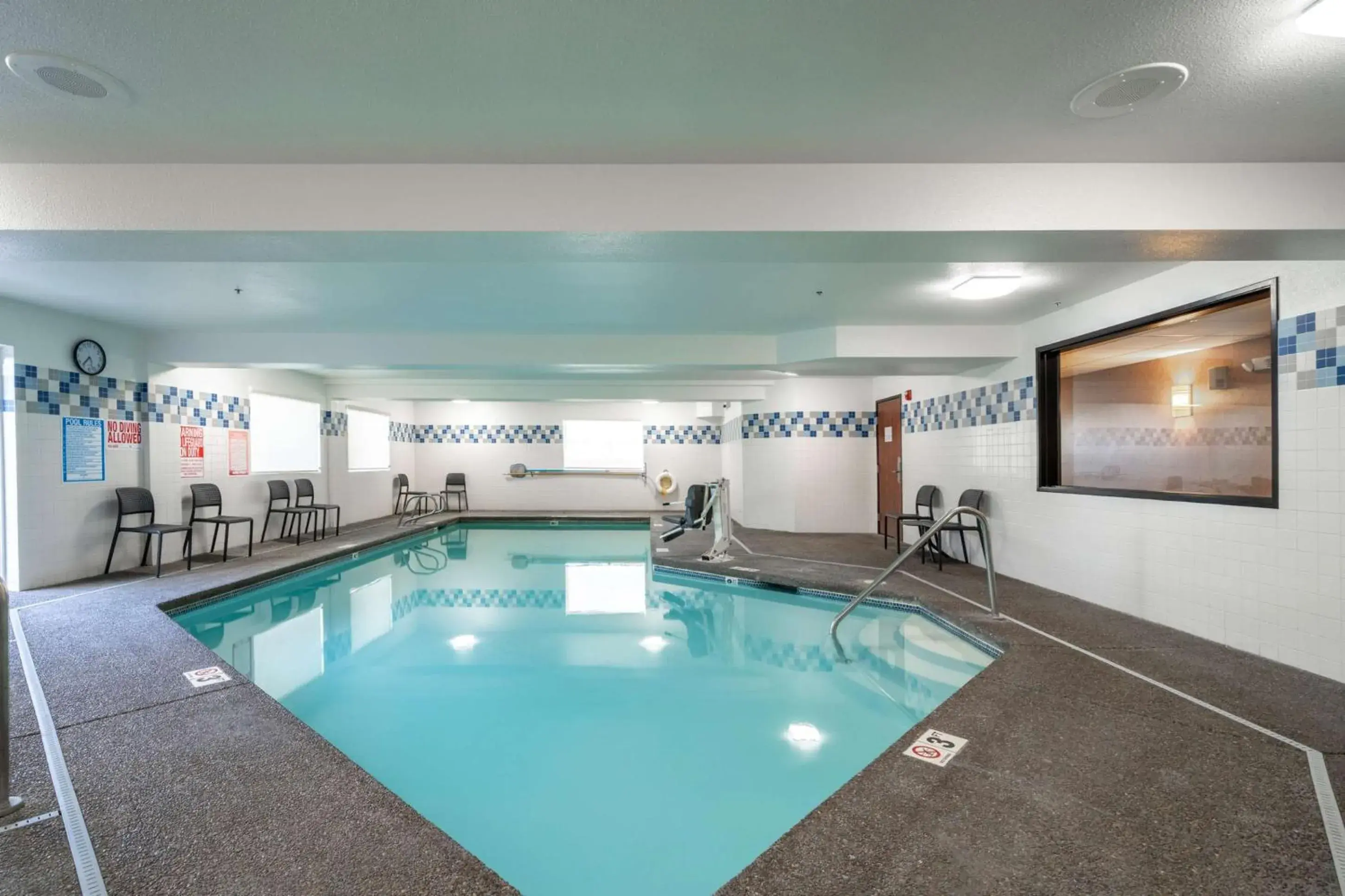Pool view in Best Western Lake Oswego Hotel & Suites Pool view in Best Western Lake Oswego Hotel & Suites