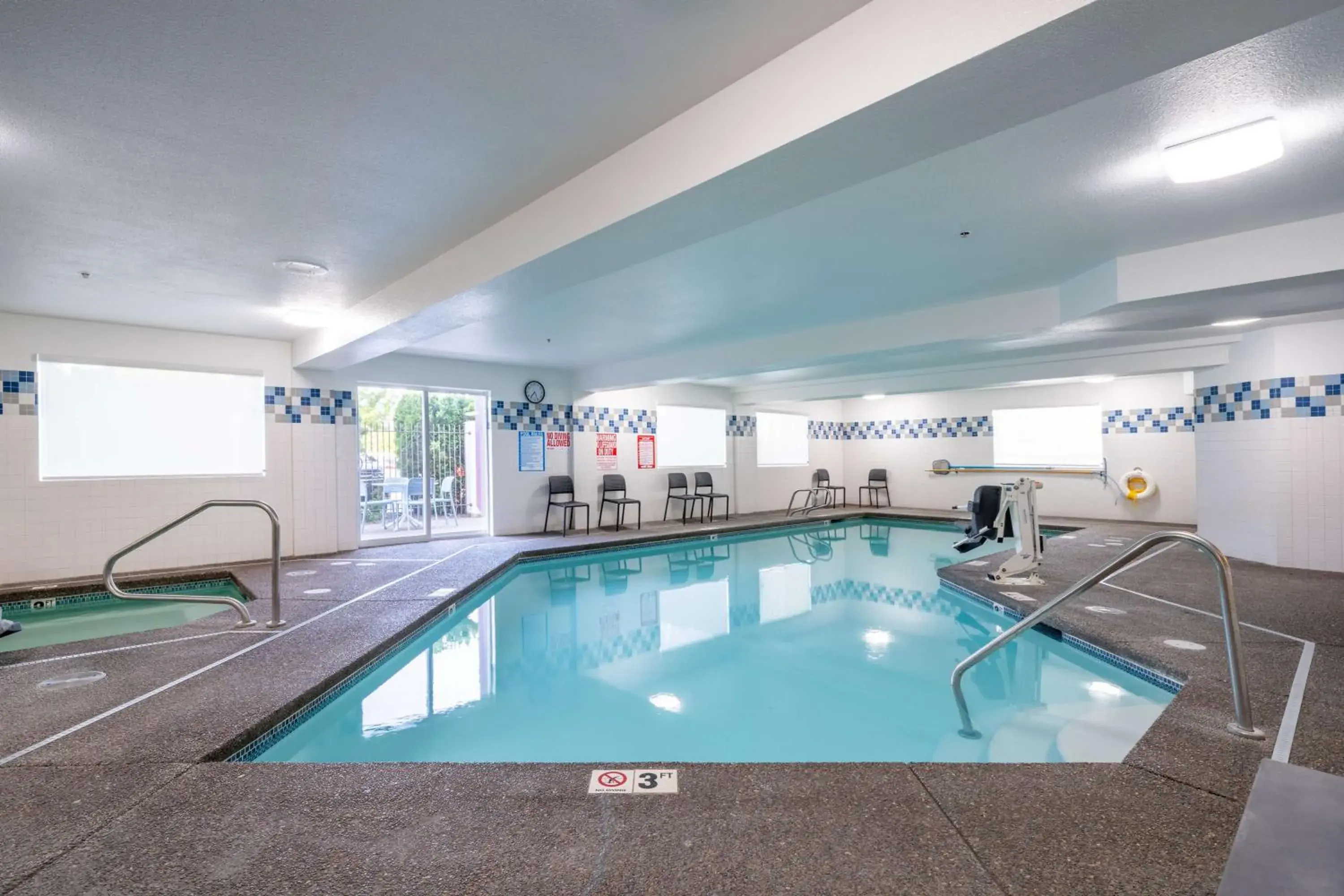 Pool view in Best Western Lake Oswego Hotel & Suites Pool view in Best Western Lake Oswego Hotel & Suites