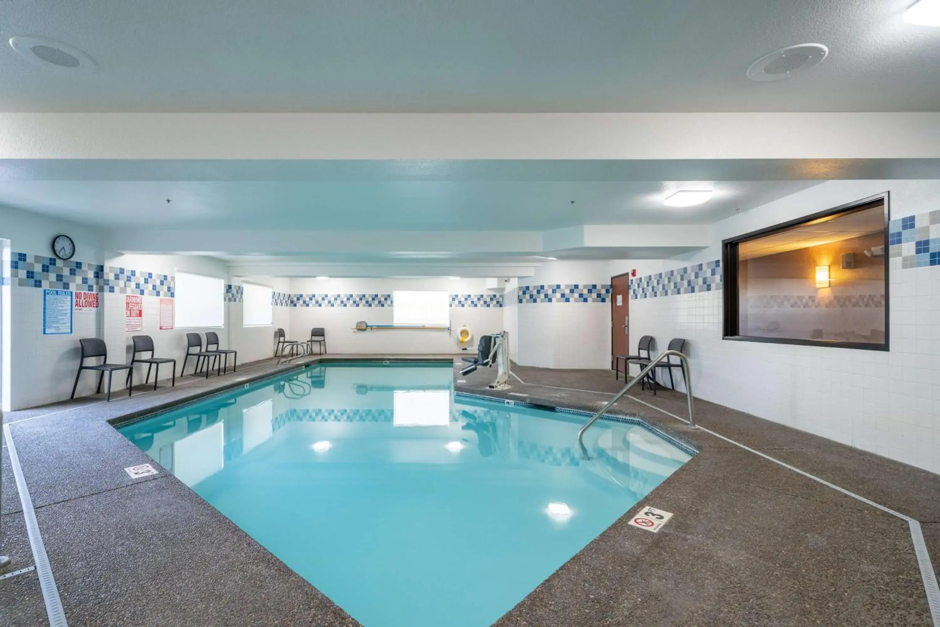 Pool view in Best Western Lake Oswego Hotel & Suites Pool view in Best Western Lake Oswego Hotel & Suites
