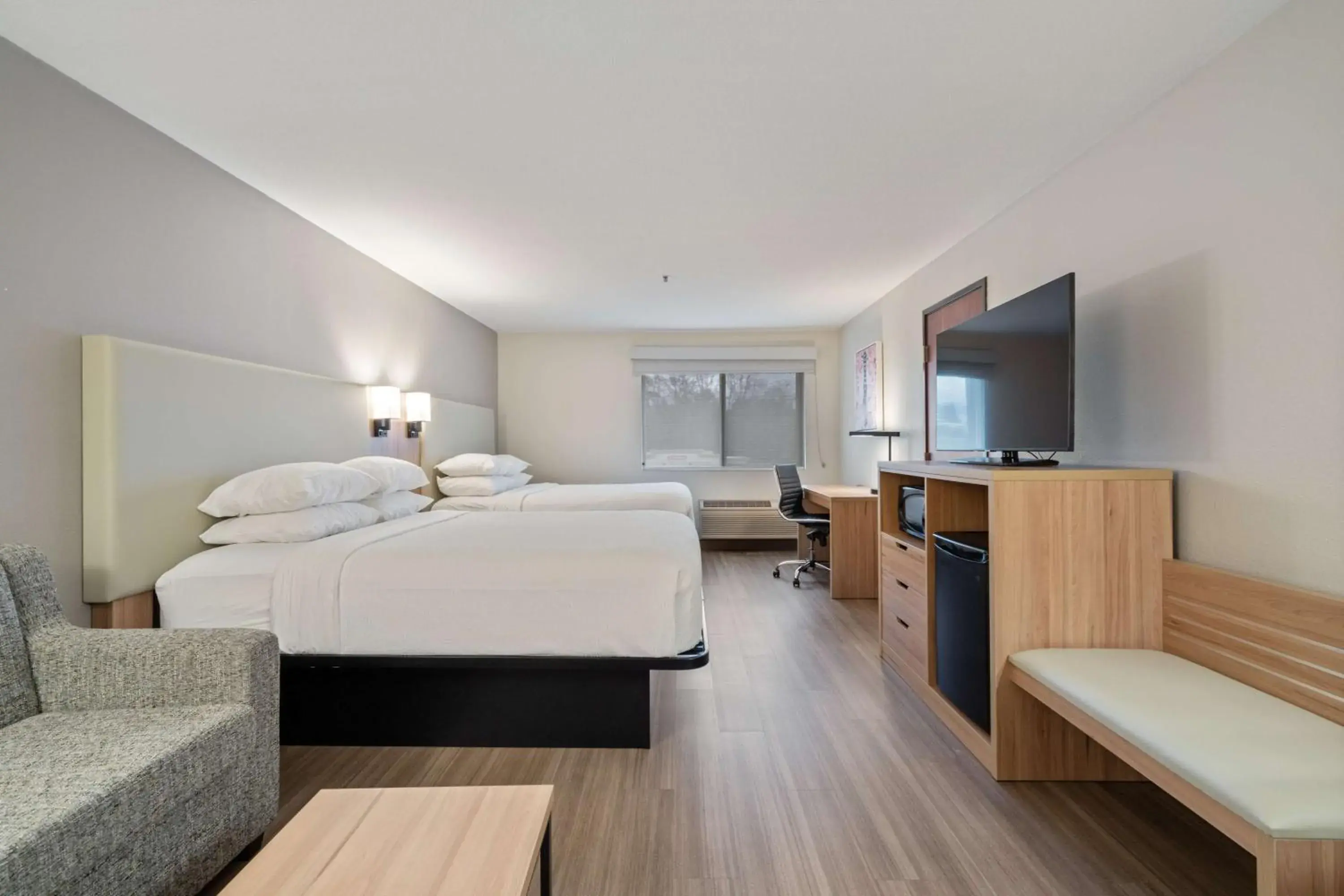 Bedroom, Bed in Best Western Lake Oswego Hotel & Suites Bedroom, Bed in Best Western Lake Oswego Hotel & Suites