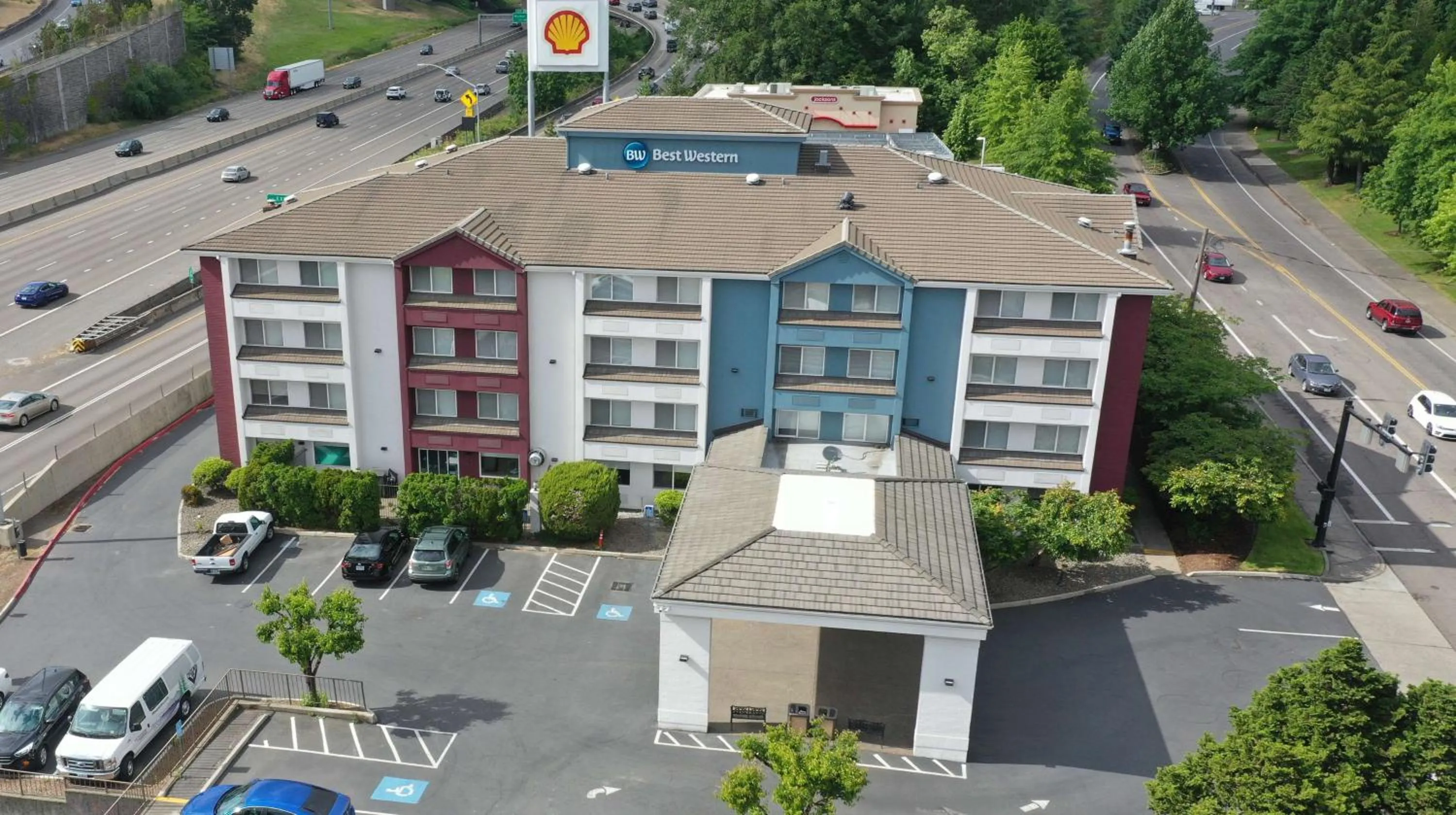 Property building in Best Western Lake Oswego Hotel & Suites