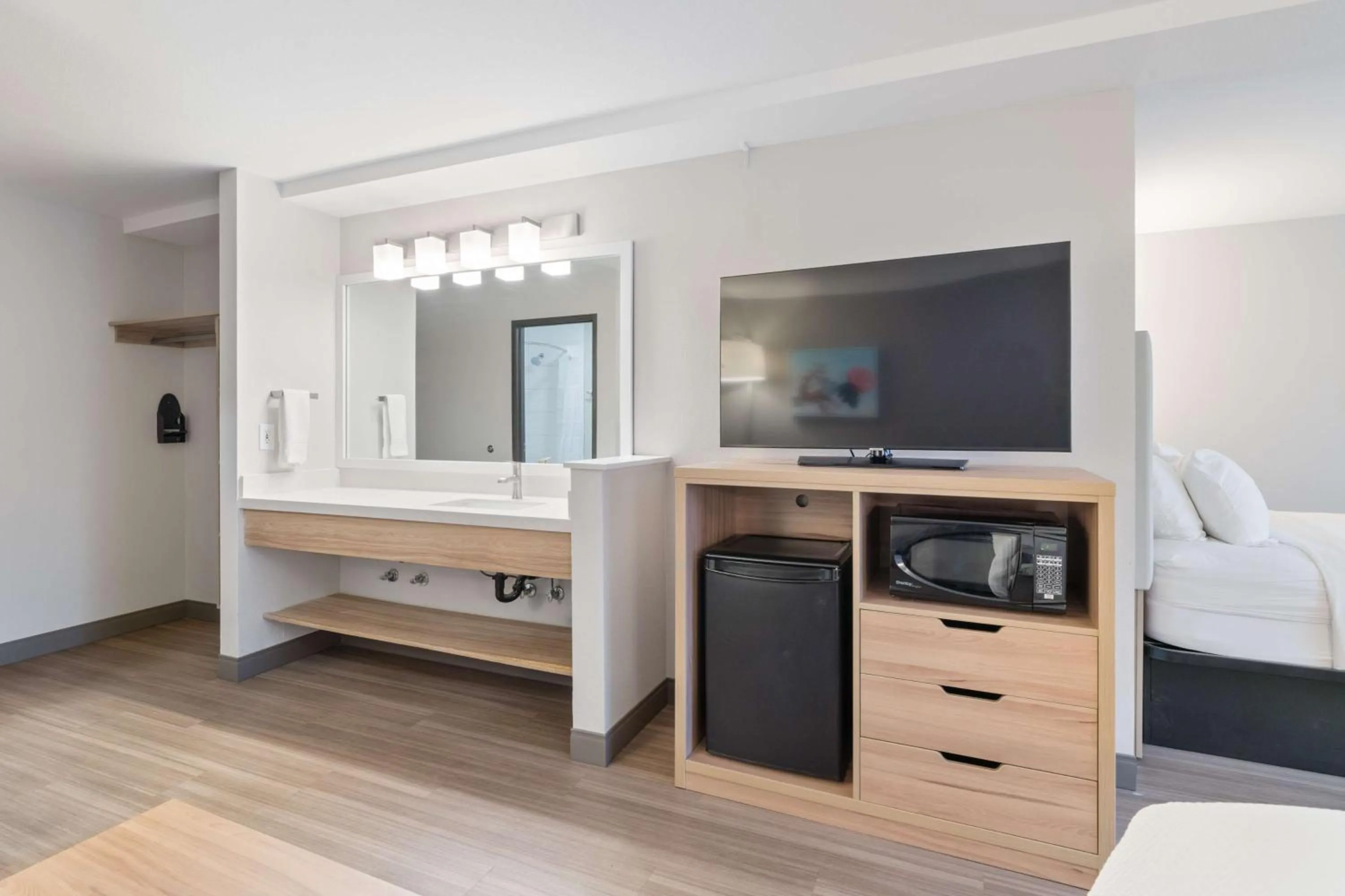 Bedroom, Bed in Best Western Lake Oswego Hotel & Suites