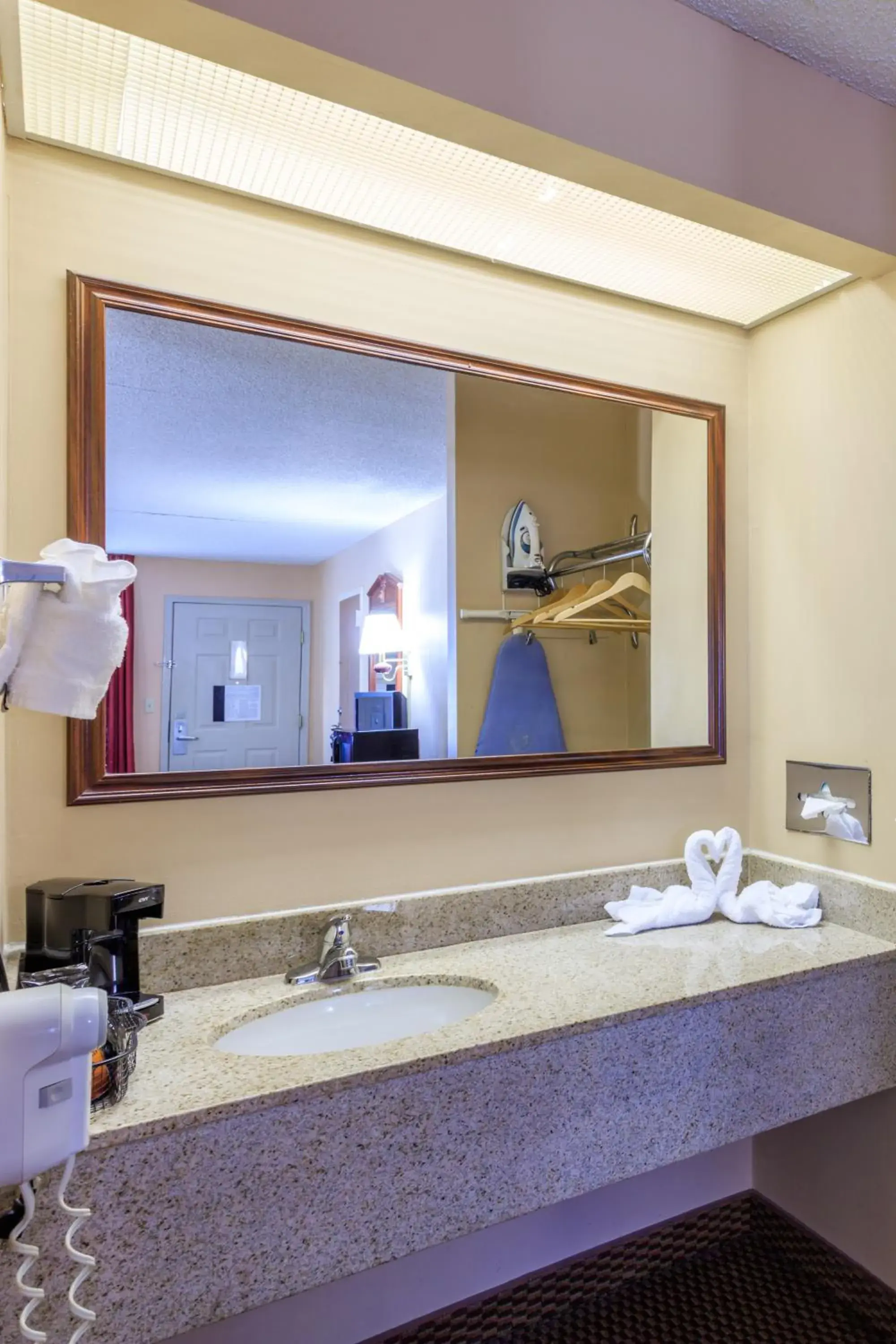 Premiere King Bed with Handicap Tub in Angel Inn - Central Premiere King Bed with Handicap Tub in Angel Inn - Central