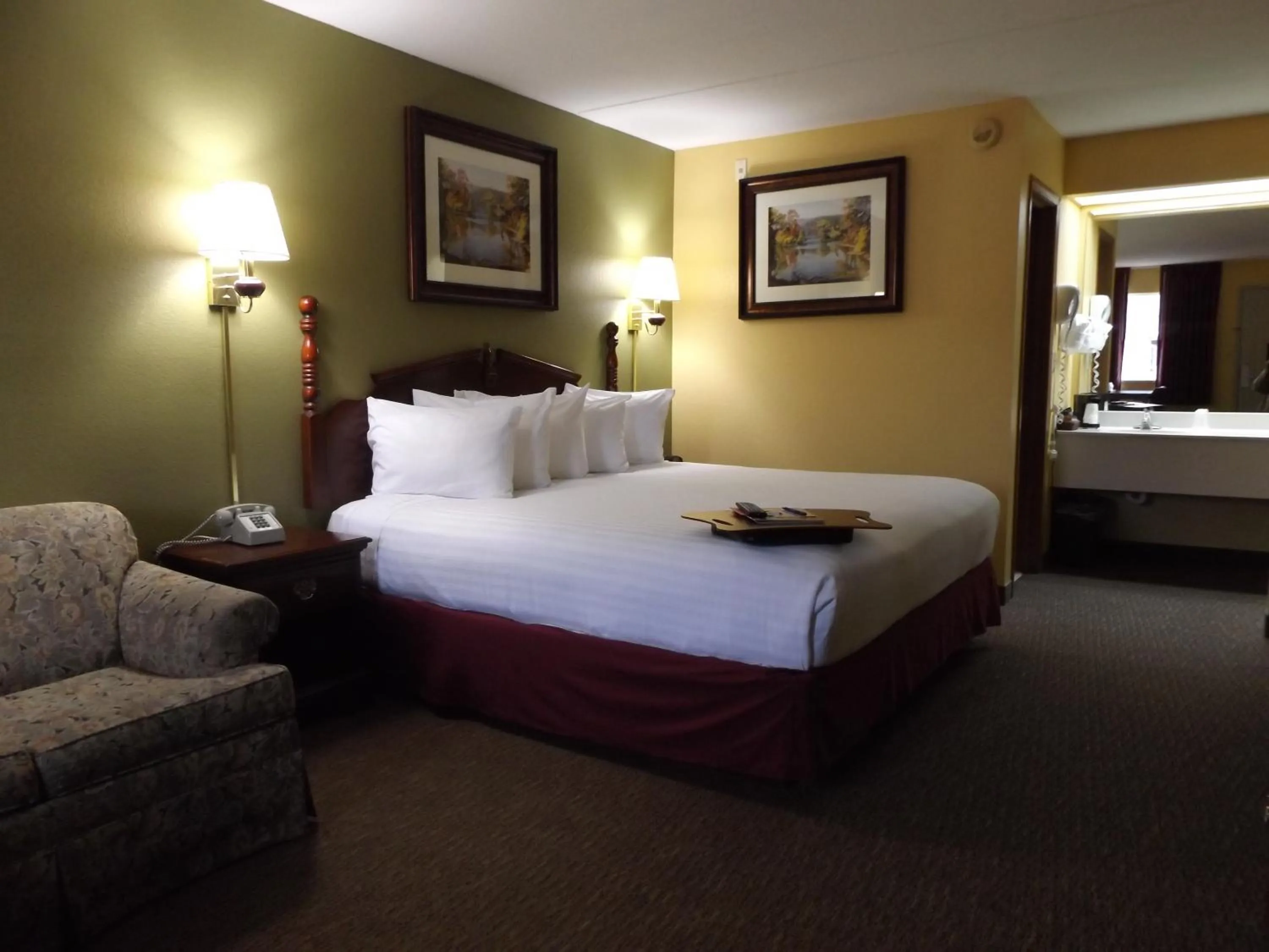 Photo of the whole room, Bed in Angel Inn - Central