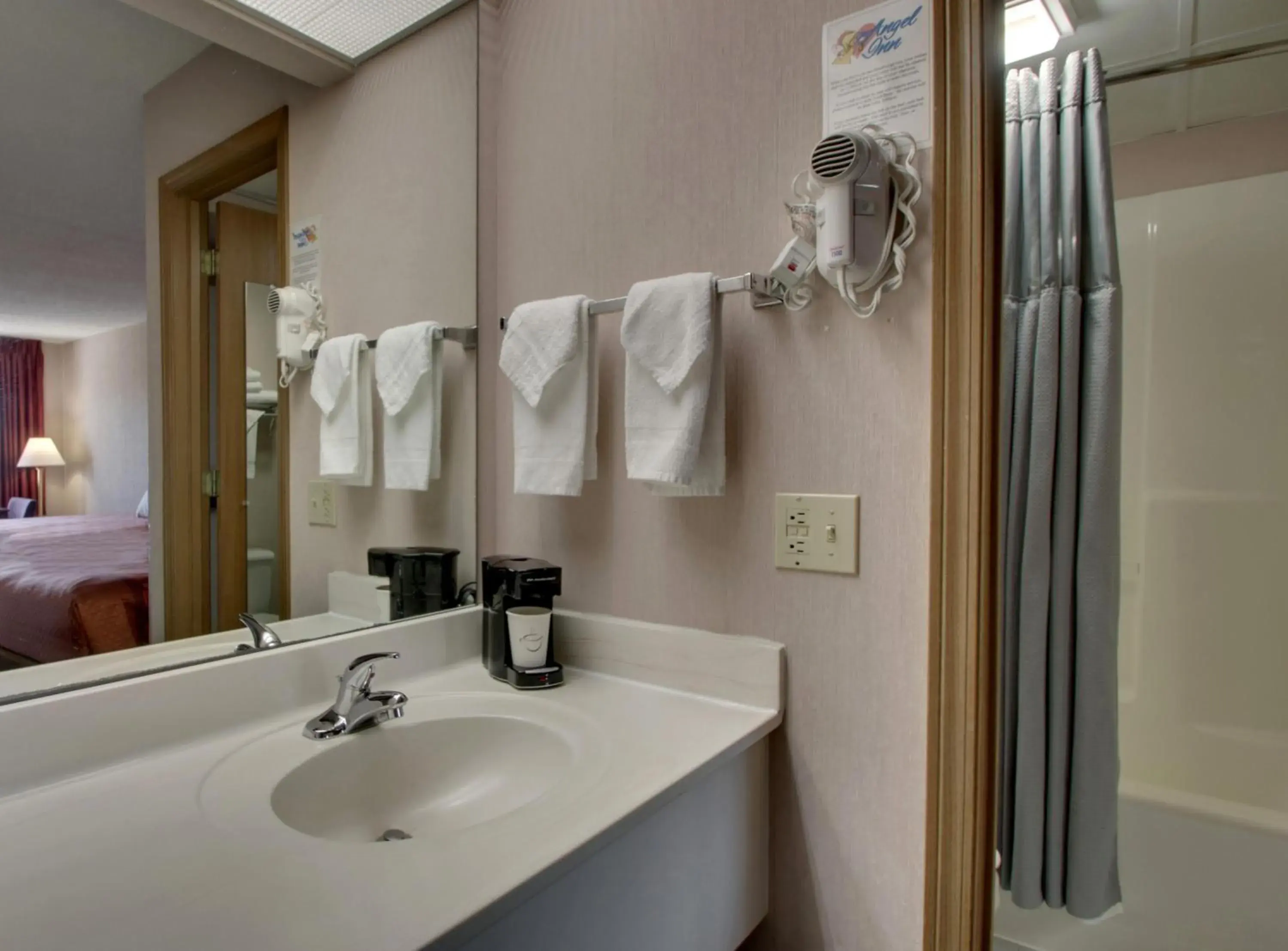 Premiere King Bed Select (Ground Level) in Angel Inn - Central Premiere King Bed Select (Ground Level) in Angel Inn - Central