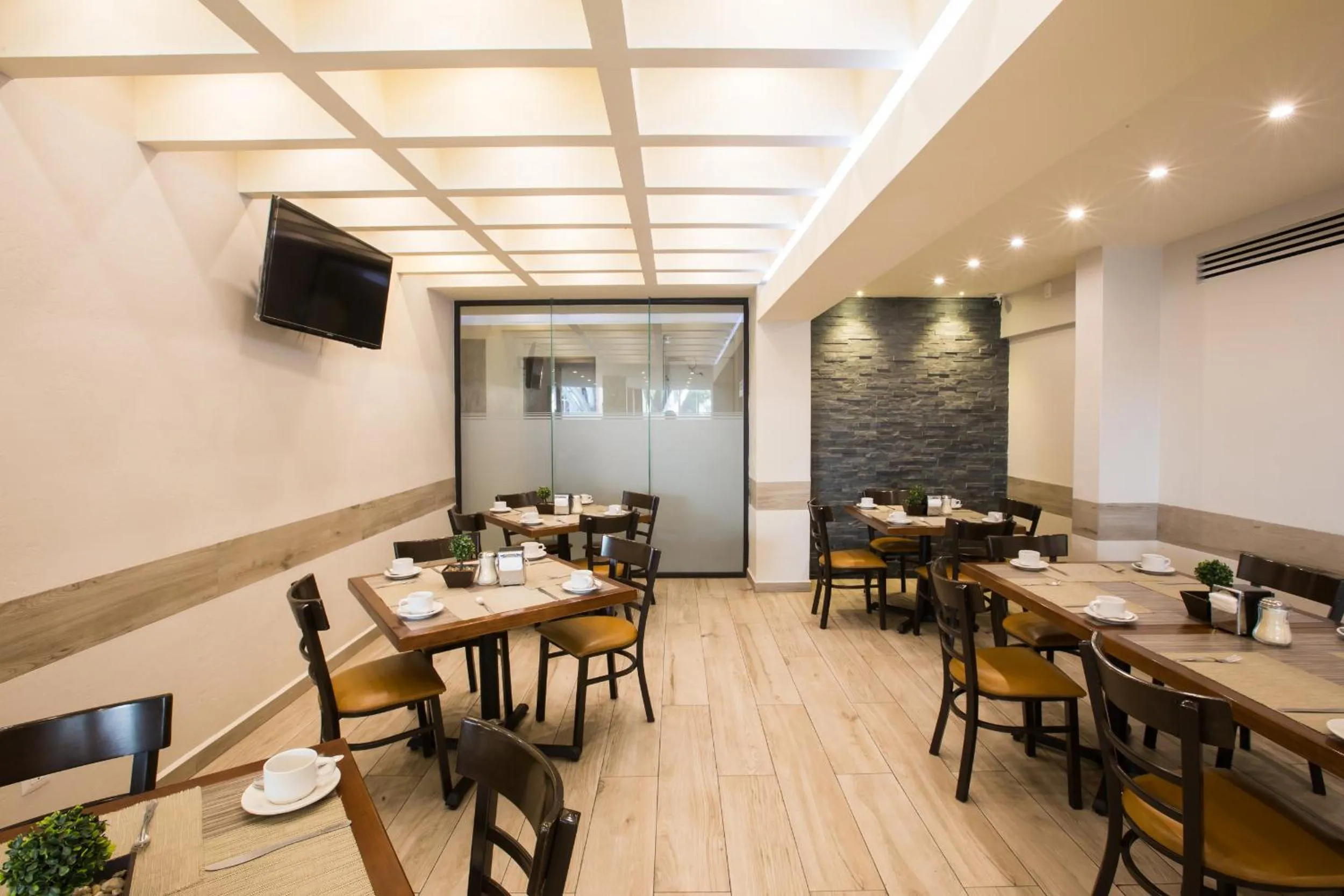 Restaurant/places to eat in Hotel Diligencias