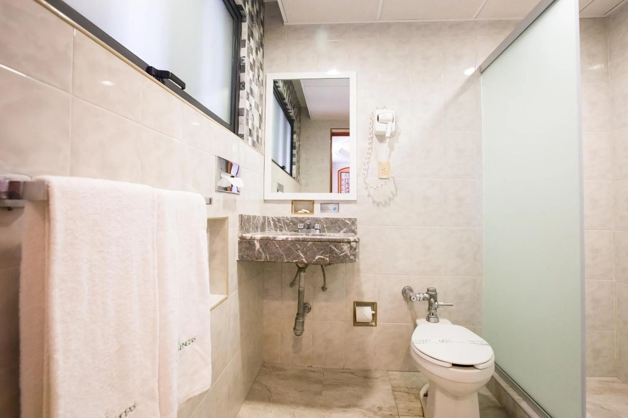 Toilet in Hotel Diligencias