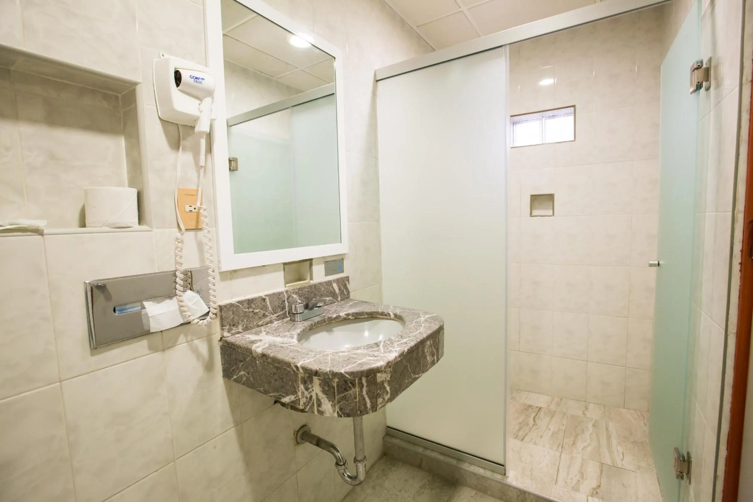 Bathroom in Hotel Diligencias