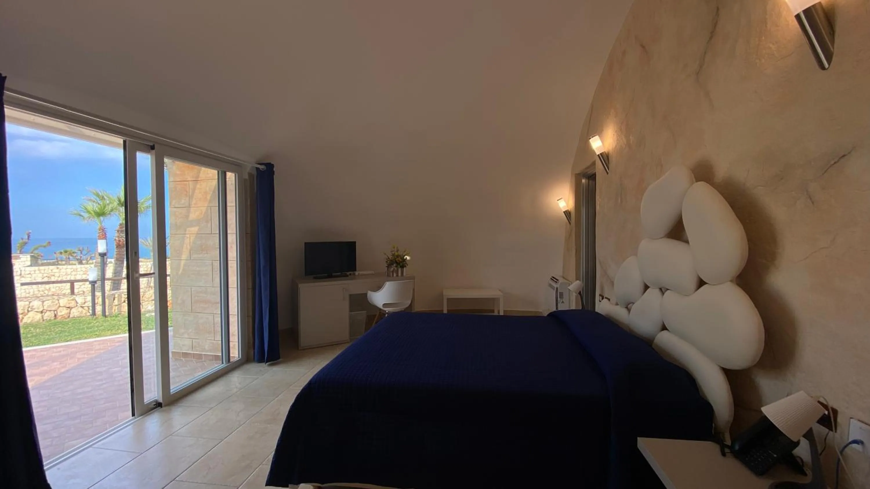 TV and multimedia, Bed in Hotel Capo Campolato