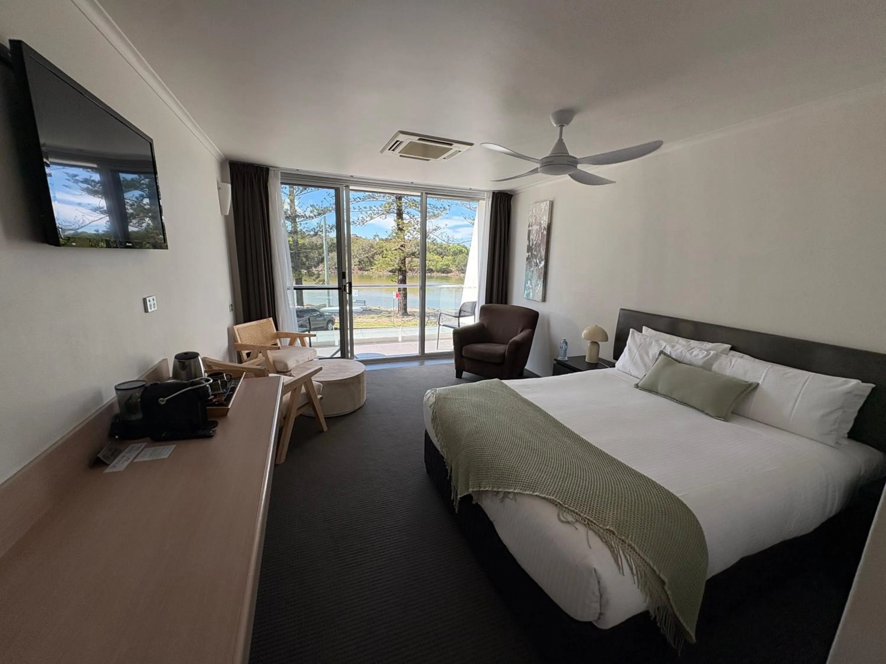 Bed in Brunswick River Inn