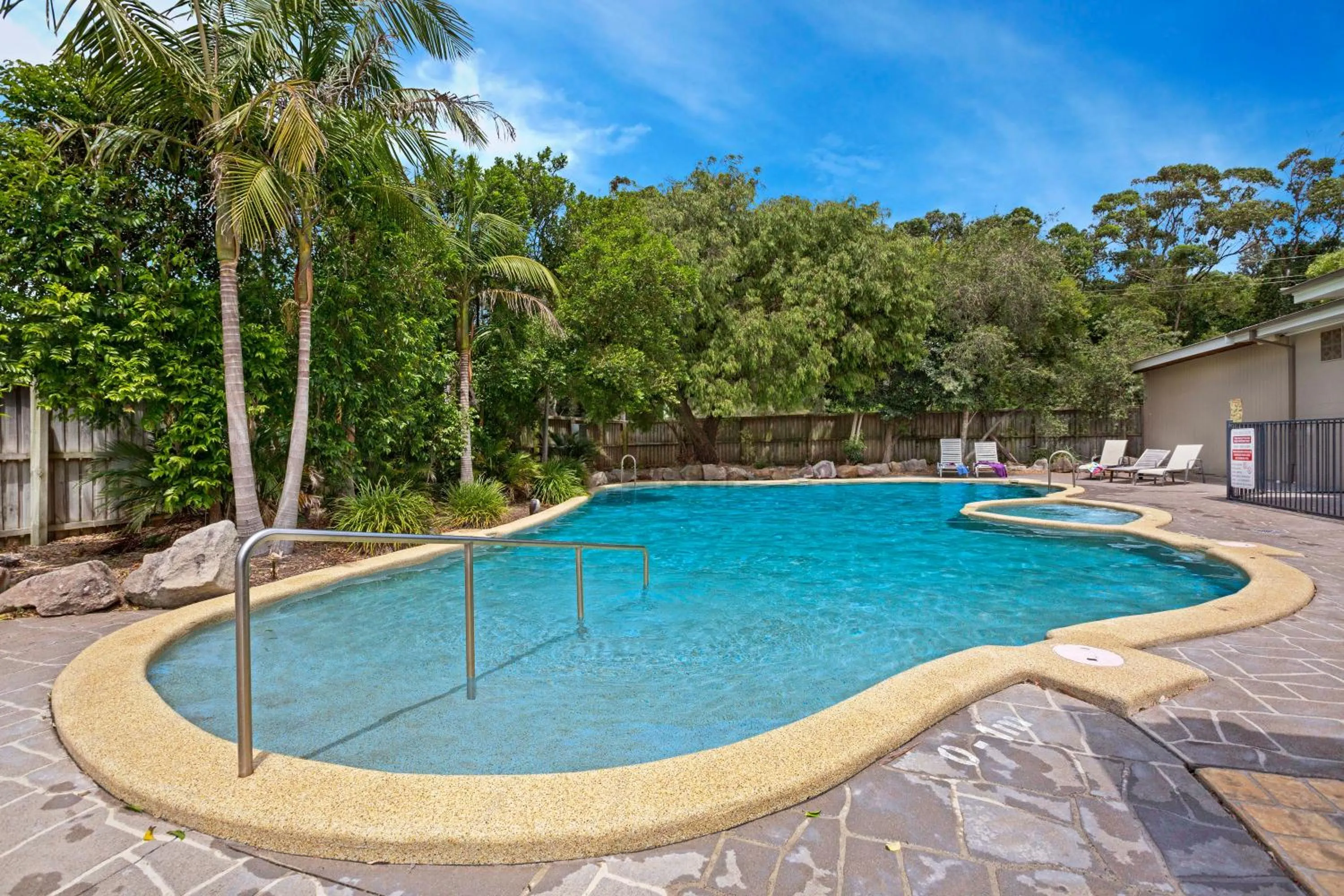 Swimming pool in Seven Mile Beach Holiday Park