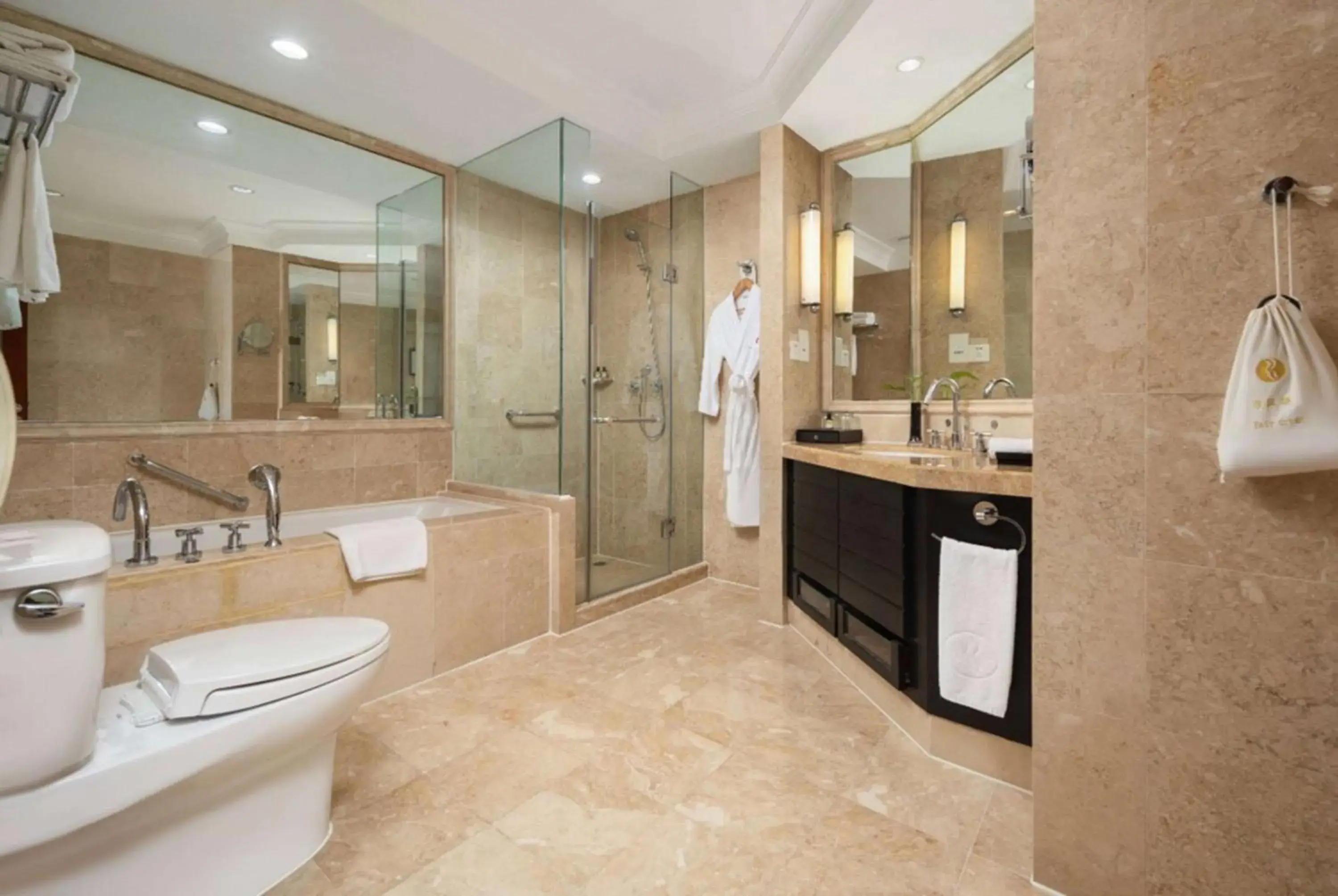 Bathroom in Ramada Plaza Optics Valley Hotel Wuhan (Best of Ramada Worldwide) Bathroom in Ramada Plaza Optics Valley Hotel Wuhan (Best of Ramada Worldwide)