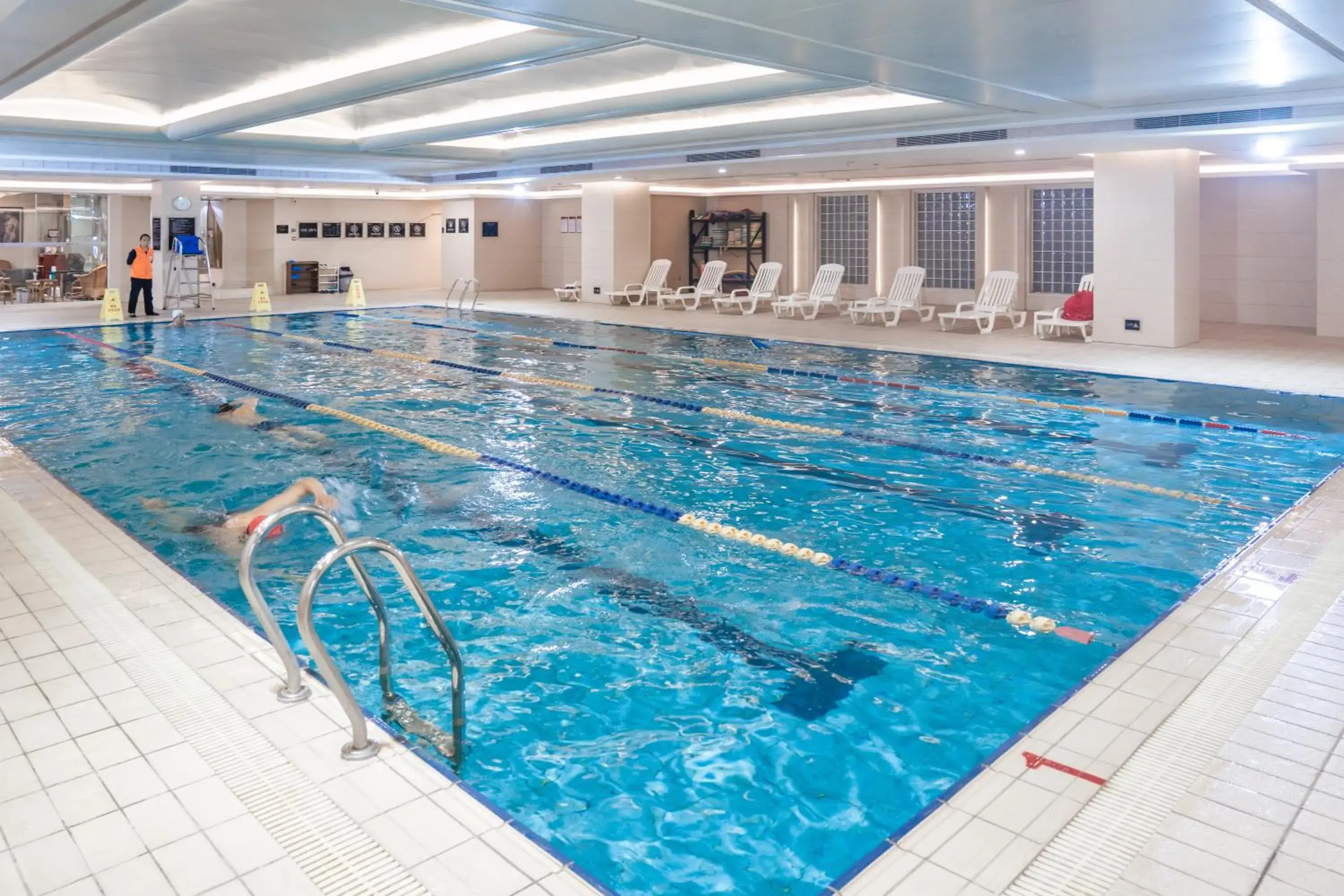 Swimming pool in Ramada Plaza Optics Valley Hotel Wuhan (Best of Ramada Worldwide) Swimming pool in Ramada Plaza Optics Valley Hotel Wuhan (Best of Ramada Worldwide)